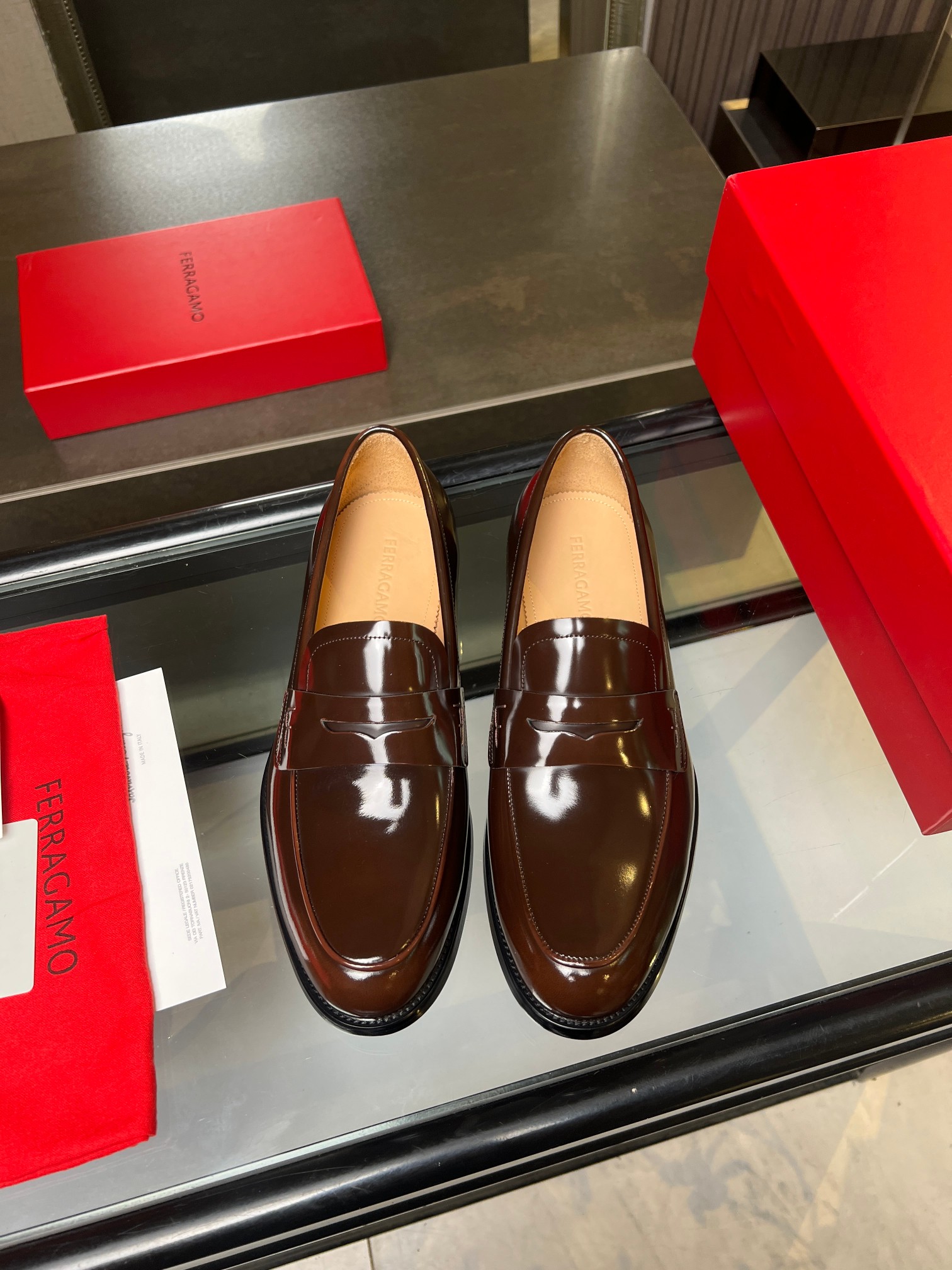 NO:344835,Ferragamo men's boutique leather shoes, these men's loafers are elegant in shape, gorgeous in detail, showing a dignified and exquisite style, suitable for accompanying you to attend cocktail parties. The fabric is imported brown beaded cowhide, presenting an amazing texture, with delicate small-tiem cowhide dyed inside, and the embellishment is delicate and fashionable!  Genuine leather sole, heel composite rubber bottom sheet, comfortable and non-slip, high-definition embossed logo badge, demonstrating the extraordinary skills of professional shoemakers. Every detail is meticulous, full set of original packaging, standard code 39-44 (38.45.46 customized, no return or exchange), batch, ferragamo, ferragamo, loafers, cowhide, Leather soles19860909菲拉格慕Ferragamo男士精品皮鞋,这款男士乐福鞋型优雅,细节华丽,彰显端庄考究风范,适合伴您出席鸡尾酒会.面料采用进口咖色开边珠牛皮,呈现令人惊艳的质感,内里本染细腻小胎牛皮,缀饰造型纤巧时髦！真皮大底,后跟复合橡胶底片,舒适防滑,高清压纹logo徽章,彰显专业制鞋大师的斐然技艺.每一个细节都是精工细作,全套原包装, 标准码39-44（38.45.46定做不退不换）,批,,ferragamo,ferragamo,loafers,cowhide,Leather soles,Men's shoes