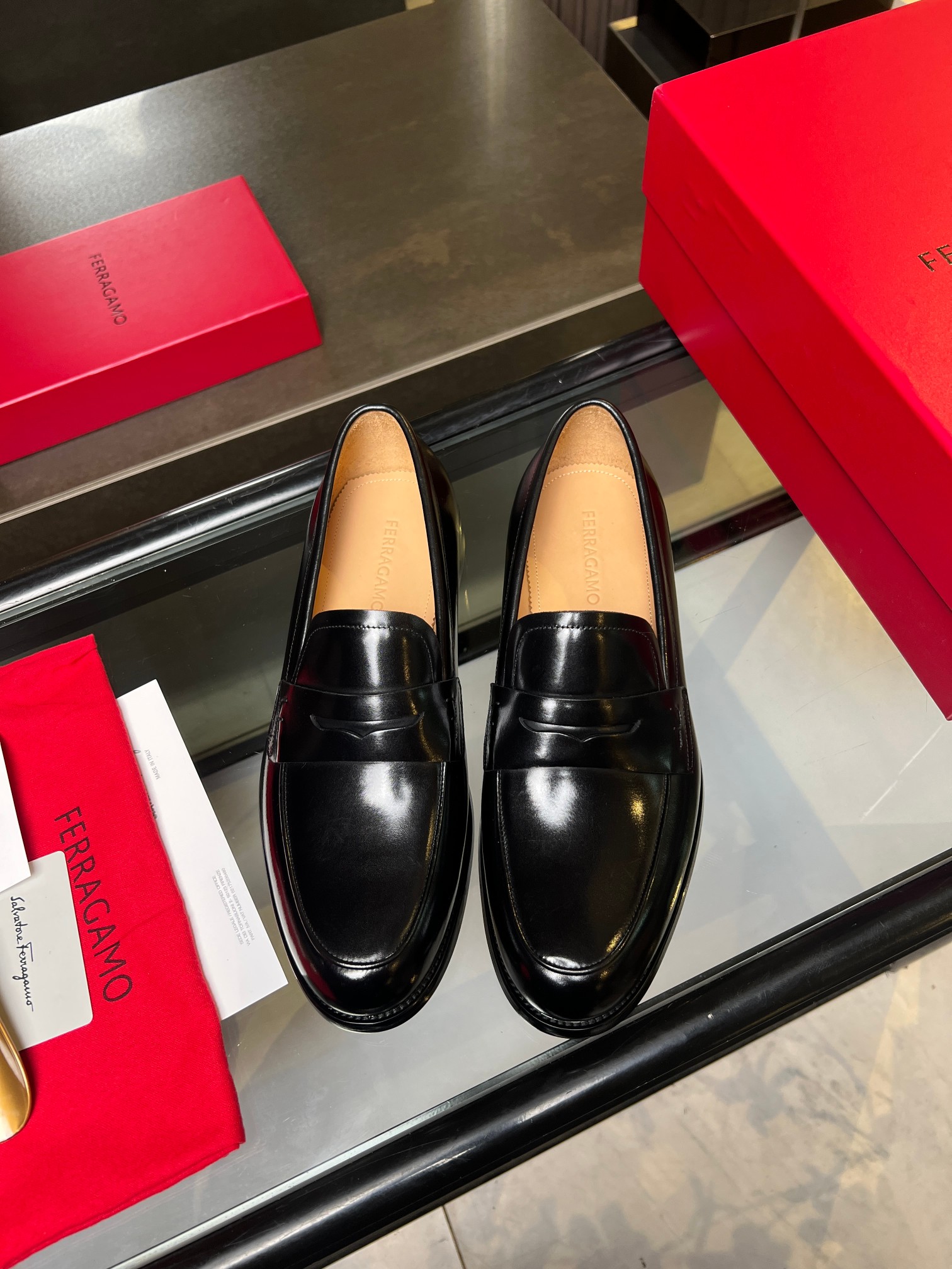 NO:344850,Ferragamo men's boutique leather shoes, these men's loafers are elegant in shape, gorgeous in detail, showing dignified and exquisite style, suitable for accompanying you to attend cocktail parties. The fabric is imported cowhide, presenting a stunning texture, with delicate small-tiem cowhide dyed inside, and the embellishment is delicate and fashionable!  Genuine leather sole, heel composite rubber bottom sheet, comfortable and non-slip, high-definition embossed logo badge, demonstrating the extraordinary skills of professional shoemakers. Every detail is meticulous, full set of original packaging, standard code 39-44 (38.45.46 customized, no return or exchange), batch, ferragamo, ferragamo, loafers, cowhide, Leather soles19860909菲拉格慕Ferragamo男士精品皮鞋,这款男士乐福鞋型优雅,细节华丽,彰显端庄考究风范,适合伴您出席鸡尾酒会.面料采用进口牛皮,呈现令人惊艳的质感,内里本染细腻小胎牛皮,缀饰造型纤巧时髦！真皮大底,后跟复合橡胶底片,舒适防滑,高清压纹logo徽章,彰显专业制鞋大师的斐然技艺.每一个细节都是精工细作,全套原包装, 标准码39-44（38.45.46定做不退不换）,批,,ferragamo,ferragamo,loafers,cowhide,Leather soles,Men's shoes