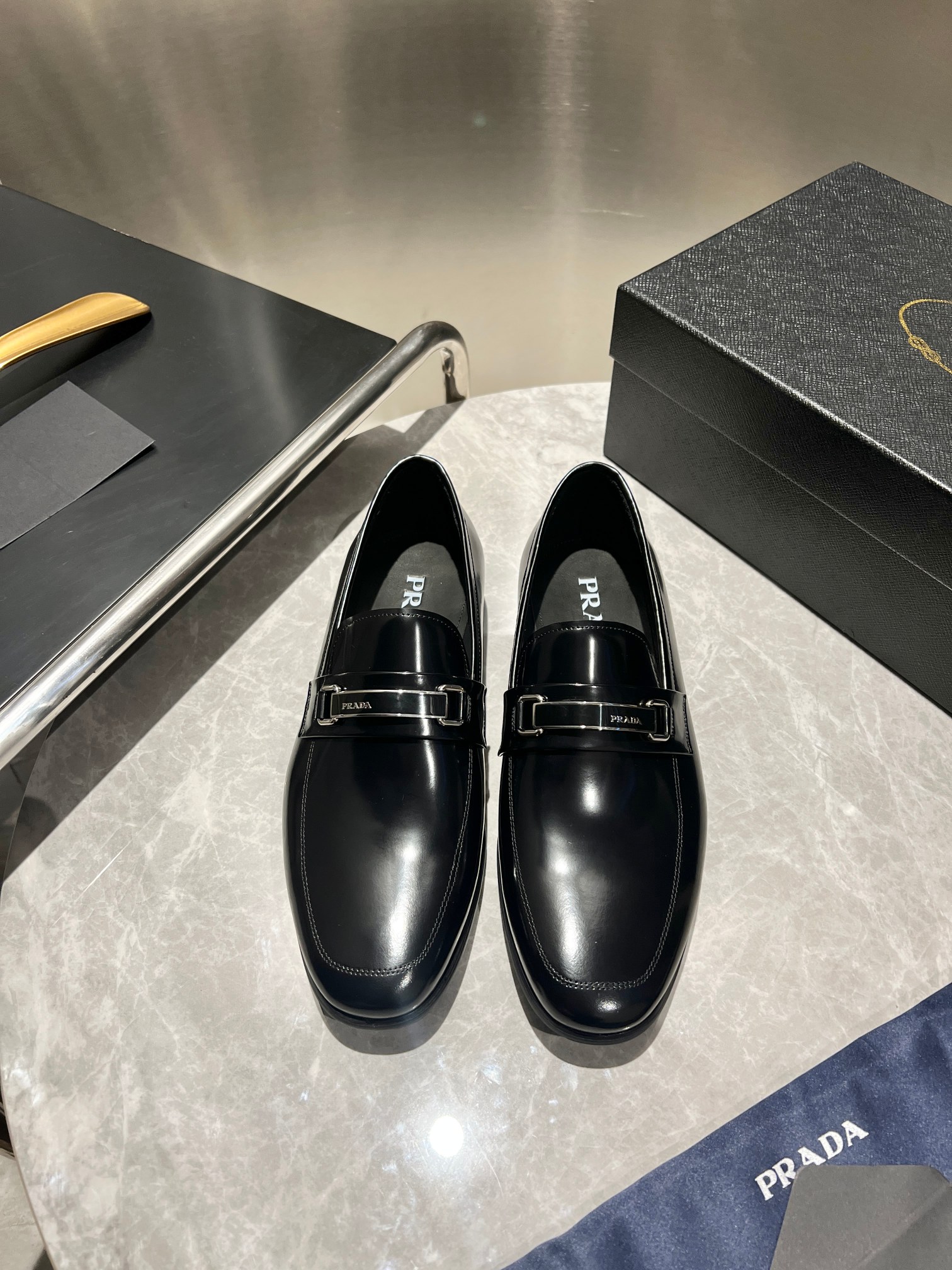 NO:355233,Prada high-end men's best-selling boutique casual leather shoes, imported glossy cowhide leather loafers combine craftsmanship elements with modern charm, strong toughness, resistance to folding and not easy to deform, and durable for wear!  Imported water-dyed cowhide inner lining, imported genuine leather large soles, top quality, welcome to compare, code number 39-44 (38.45.46 custom made without return or exchange), prada, prada, loafers, cowhide, Leather soles19860909Prada普拉达高端男士热卖精品休闲皮鞋,进口亮面牛皮革乐福鞋将工致元素与摩登魅力融合,韧性强耐折不易变形,经久耐穿！进口水染牛皮内里,进口真皮大底,顶级品质,欢迎对比,码数39-44（38.45.46定做不退不换）批,,prada,prada,loafers,cowhide,Leather soles,Men's shoes