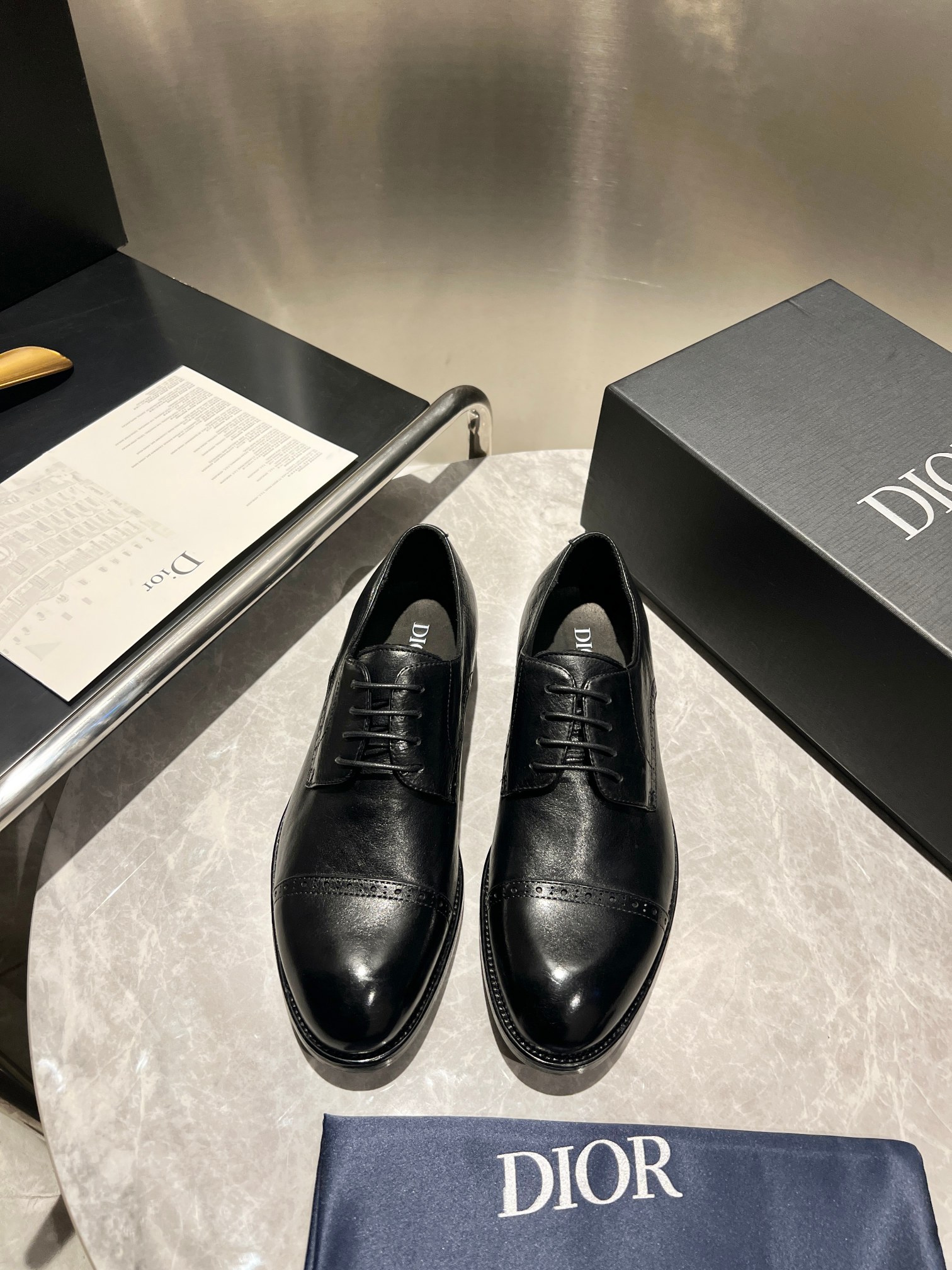 NO:355252,Dior men's fine handmade derby shoes, classic three-joint brick micro-carving, imported calfskin and midsole, midsole genuine leather, water-dyed calf memory molding pad, leather outsole, ABS anti-slip, wear-resistant injection molding!  Goodyear craft production model, heavy industry ancient method of washing leather shoes!  Soft and comfortable, fashionable and extraordinary!  Standard code 38-44 spot batch, dior, dior, cowhide, Leather soles19860909Dior迪奥 男士精品手工德比鞋,经典三接头布洛克微雕,鞋面、内里进口小牛皮,中底真皮,水染牛里记忆成型垫,真皮大底,ABS 防滑耐磨注塑！固特异工艺制作款,重工古法水洗皮鞋！柔软舒适,时髦不凡！标准码38-44 现货批,,dior,dior,cowhide,Leather soles,Men's shoes