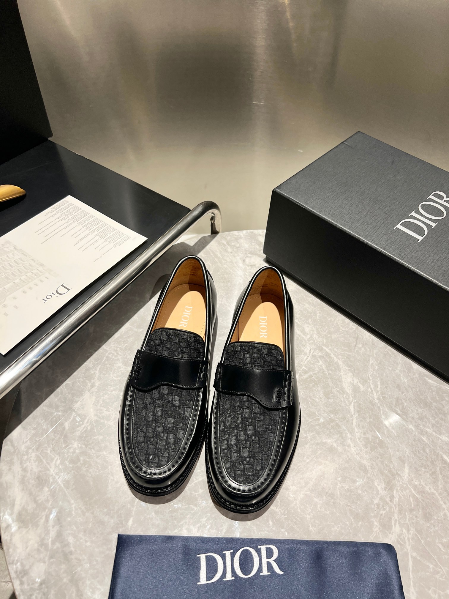 NO:355265,DIO* /Di~ Men's boutique!  Every detail is carefully crafted and the highest version of the craftsmanship on the market!  Dio* Granville loafers are interpreted from formal shoes, showing a modern style. They are carefully crafted from imported cowhide and black Oblique printed fabrics. The upper is decorated with matte finish in the same tone. The water-dyed cow leaves are matched with genuine leather, and the injection molded leather sole. The heel is composite rubber bottom is shock-absorbing and non-slip. The heel is engraved with Dio* logo. The low-top slip-on style is comfortable and does not grind the feet. It can be matched with various seasonal outfits to create an elegant and classic look. It is equipped with a full set of original packaging, standard code 3944, 38.45.46 customized, batch, dior, loafers, cowhide, Leather soles19860909DIO* /迪～ 男士精品！每一个细节都是精工细做,匠心之作市面最高版本！Dio* Granville 乐福鞋从正装鞋履演绎而来,彰显摩登风范.采用进口牛皮和黑色 Oblique 印花面料精心制作,鞋面饰以同色调哑光饰面 Dio* Oblique 标志,水染牛里,搭配真皮大底注塑皮革鞋底,后跟复合橡胶底片减震防滑,鞋跟处镌刻以 Dio* 标志.低帮套穿式舒适不磨脚,可与各季节装扮搭配,打造优雅经典的造型.配全套原包装,标准码3944,38.45.46定制,批,,dior,loafers,cowhide,Leather soles,Men's shoes