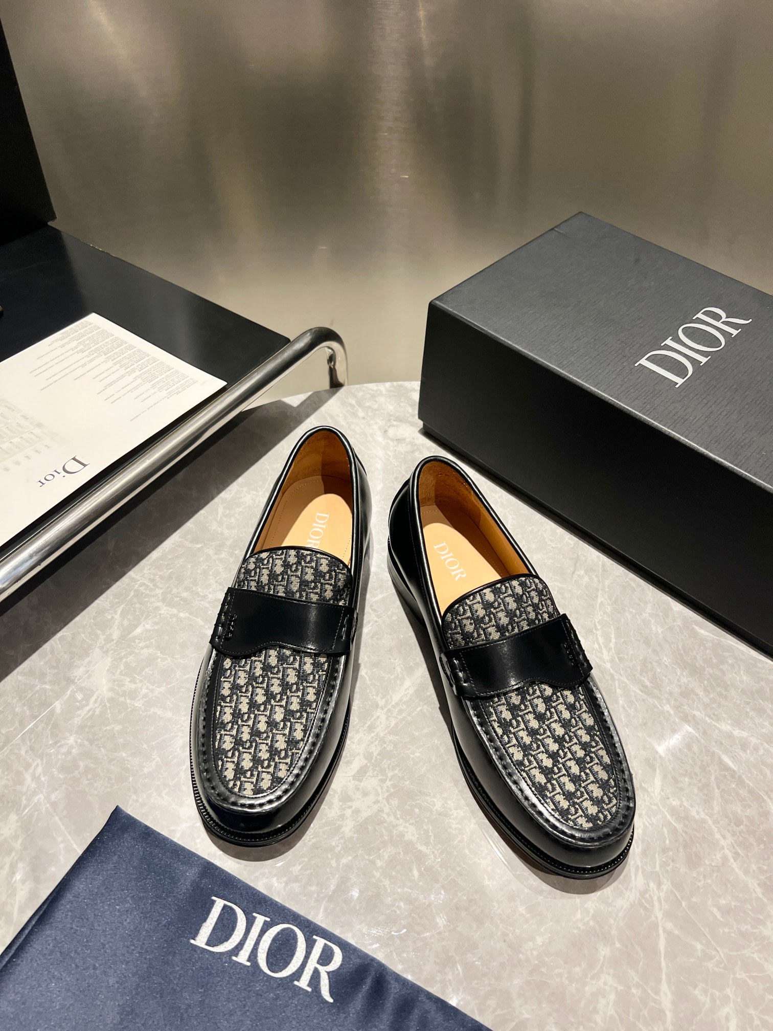 NO:355280,DIO* /Di~ Men's boutique!  Every detail is carefully crafted and the highest version of the craftsmanship on the market!  Dio* Granville loafers are interpreted from formal shoes, showing a modern style. They are carefully crafted from imported cowhide, beige and black Oblique printed fabrics. The upper is decorated with matte finish in the same tone. The Dio* Oblique logo is water-dyed beef, matched with genuine leather large sole injection molded leather sole, the heel composite rubber bottom is shock-absorbing and anti-slip, and the heel is engraved with Dio* logo. The low-top slip-on style is comfortable and does not grind the feet, and can be matched with various seasonal outfits to create an elegant and classic look. With a full set of original packaging, standard code 3944, 38.45.46 customization, batch, dior, loafers, cowhide, Leather soles19860909DIO* /迪～ 男士精品！每一个细节都是精工细做,匠心之作市面最高版本！Dio* Granville 乐福鞋从正装鞋履演绎而来,彰显摩登风范.采用进口牛皮,米色和黑色 Oblique 印花面料精心制作,鞋面饰以同色调哑光饰面 Dio* Oblique 标志,水染牛里,搭配真皮大底注塑皮革鞋底,后跟复合橡胶底片减震防滑,鞋跟处镌刻以 Dio* 标志.低帮套穿式舒适不磨脚,可与各季节装扮搭配,打造优雅经典的造型.配全套原包装,标准码3944,38.45.46定制,批,,dior,loafers,cowhide,Leather soles,Men's shoes