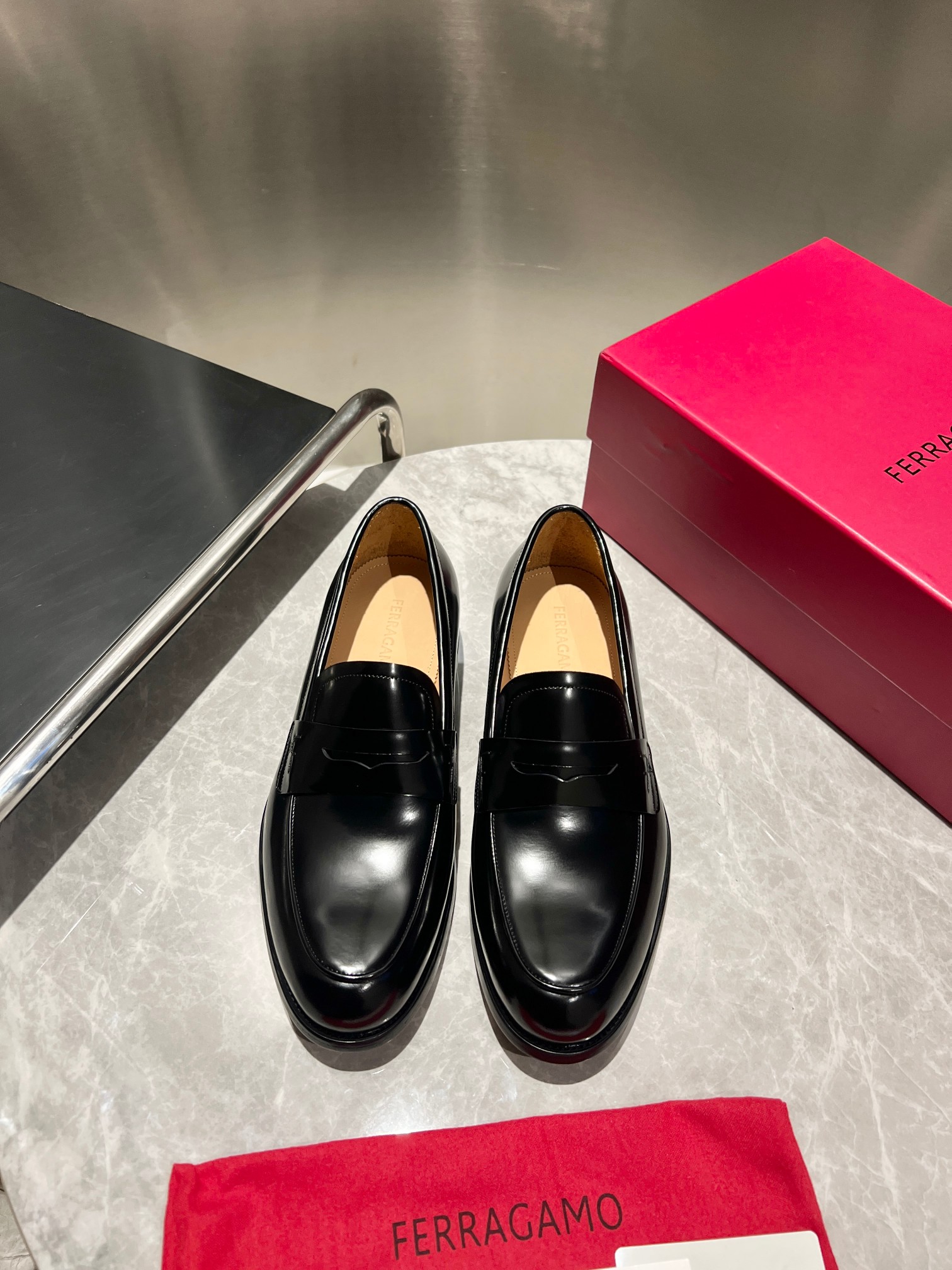 NO:355292,Ferragamo men's boutique leather shoes, these men's loafers are elegant in shape, gorgeous in detail, showing dignified and exquisite style, suitable for accompanying you to attend cocktail parties. The fabric is imported shiny cowhide, presenting a stunning texture, with delicate small-tiem cowhide dyed inside, and the embellishment is delicate and fashionable!  Genuine leather sole, heel composite rubber bottom sheet, comfortable and non-slip, high-definition embossed logo badge, demonstrating the extraordinary skills of professional shoemakers. Every detail is meticulous, full set of original packaging, standard code 39-44 (38.45.46 customized, no return or exchange), batch, ferragamo, ferragamo, loafers, cowhide, Leather soles19860909菲拉格慕Ferragamo男士精品皮鞋,这款男士乐福鞋型优雅,细节华丽,彰显端庄考究风范,适合伴您出席鸡尾酒会.面料采用进口亮面牛皮,呈现令人惊艳的质感,内里本染细腻小胎牛皮,缀饰造型纤巧时髦！真皮大底,后跟复合橡胶底片,舒适防滑,高清压纹logo徽章,彰显专业制鞋大师的斐然技艺.每一个细节都是精工细作,全套原包装, 标准码39-44（38.45.46定做不退不换）,批,,ferragamo,ferragamo,loafers,cowhide,Leather soles,Men's shoes