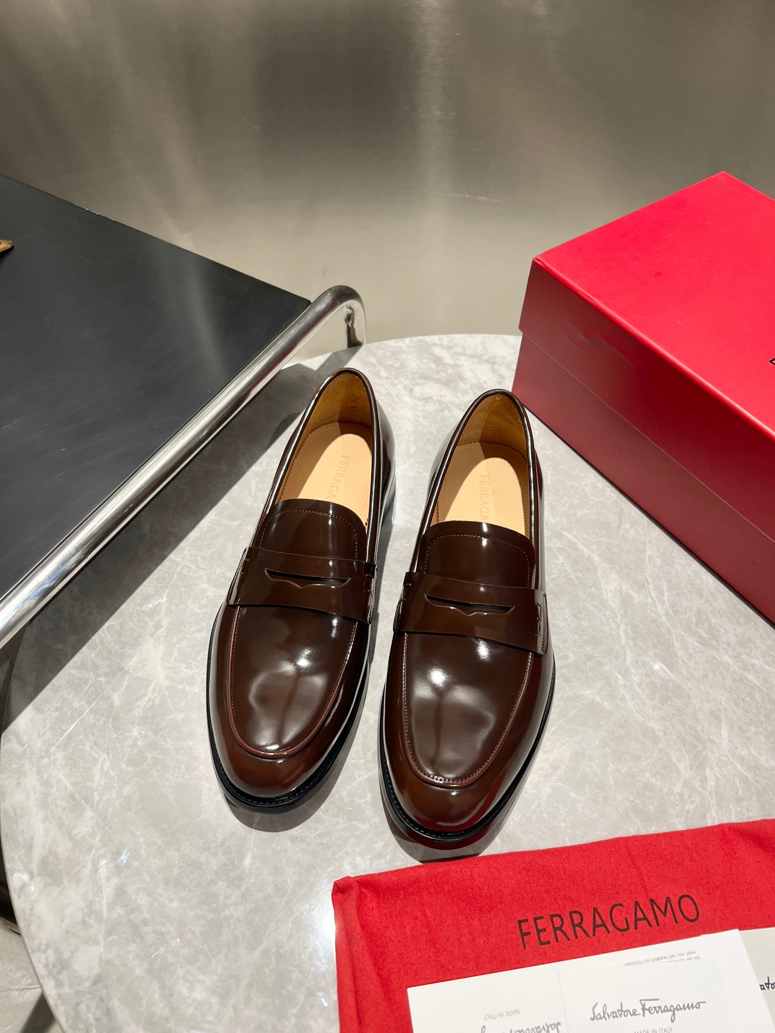 NO:355309,Ferragamo men's boutique leather shoes, these men's loafers are elegant in shape, gorgeous in detail, showing a dignified and exquisite style, suitable for accompanying you to attend cocktail parties. The fabric is imported brown shiny cowhide, presenting an amazing texture, and the inner part is dyed with delicate small-tiem cowhide, and the embellishment is delicate and fashionable!  Genuine leather sole, heel composite rubber bottom sheet, comfortable and non-slip, high-definition embossed logo badge, demonstrating the extraordinary skills of professional shoemakers. Every detail is meticulous, full set of original packaging, standard code 39-44 (38.45.46 customized, no return or exchange), batch, ferragamo, ferragamo, loafers, cowhide, Leather soles19860909菲拉格慕Ferragamo男士精品皮鞋,这款男士乐福鞋型优雅,细节华丽,彰显端庄考究风范,适合伴您出席鸡尾酒会.面料采用进口咖色亮面牛皮,呈现令人惊艳的质感,内里本染细腻小胎牛皮,缀饰造型纤巧时髦！真皮大底,后跟复合橡胶底片,舒适防滑,高清压纹logo徽章,彰显专业制鞋大师的斐然技艺.每一个细节都是精工细作,全套原包装, 标准码39-44（38.45.46定做不退不换）,批,,ferragamo,ferragamo,loafers,cowhide,Leather soles,Men's shoes