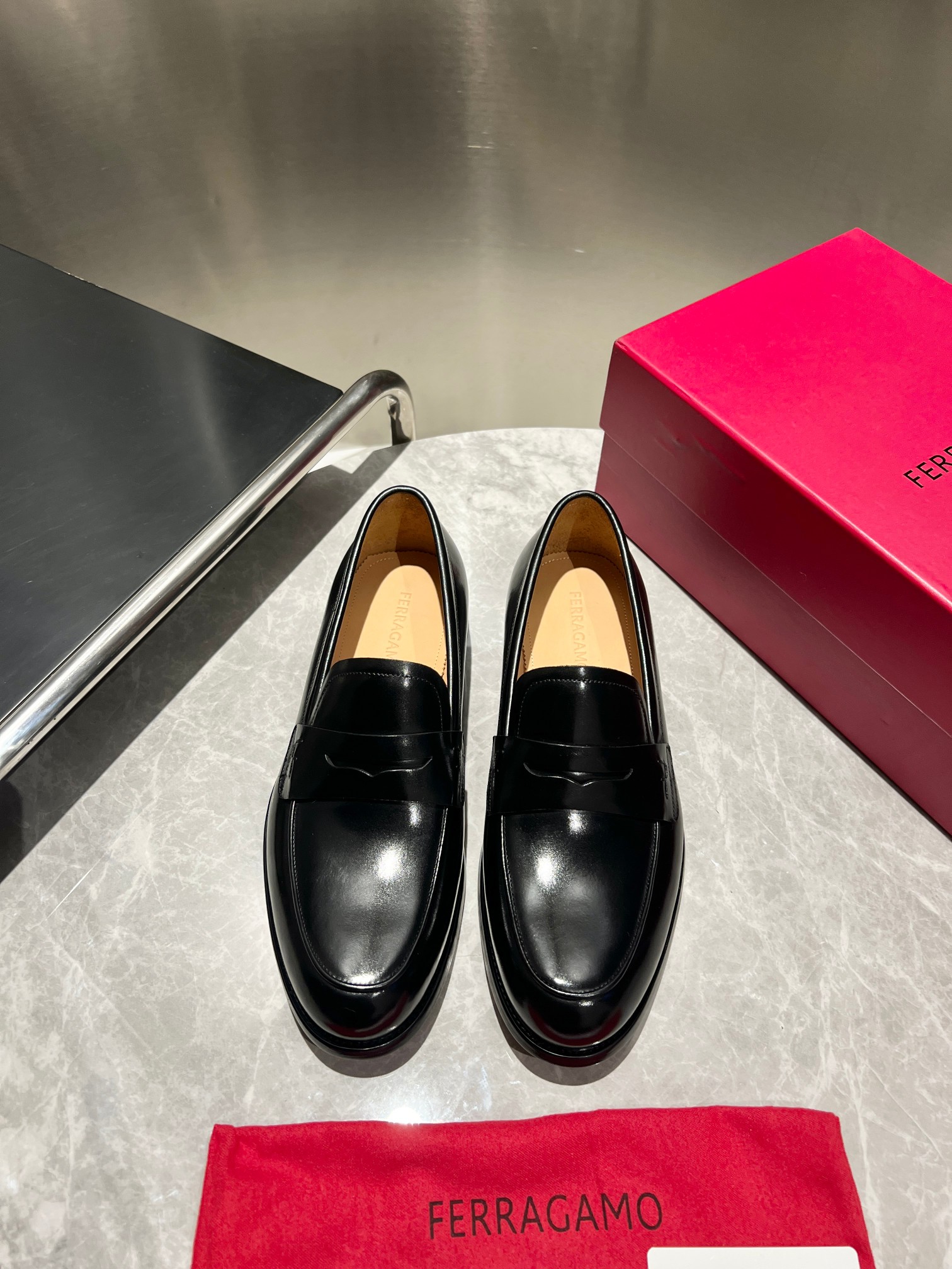 NO:355330,Ferragamo men's boutique leather shoes, these men's loafers are elegant in shape, gorgeous in detail, showing dignified and exquisite style, suitable for accompanying you to attend cocktail parties. The fabric is imported cowhide, presenting a stunning texture, and the inner part is dyed with delicate small-tiem cowhide, and the embellishment is delicate and fashionable!  Genuine leather sole, heel composite rubber bottom sheet, comfortable and non-slip, high-definition embossed logo badge, demonstrating the extraordinary skills of professional shoemakers. Every detail is meticulous, full set of original packaging, standard code 39-44 (38.45.46 customized, no return or exchange), batch, ferragamo, ferragamo, loafers, cowhide, Leather soles19860909菲拉格慕Ferragamo男士精品皮鞋,这款男士乐福鞋型优雅,细节华丽,彰显端庄考究风范,适合伴您出席鸡尾酒会.面料采用进口牛皮,呈现令人惊艳的质感,内里本染细腻小胎牛皮,缀饰造型纤巧时髦！真皮大底,后跟复合橡胶底片,舒适防滑,高清压纹logo徽章,彰显专业制鞋大师的斐然技艺.每一个细节都是精工细作,全套原包装, 标准码39-44（38.45.46定做不退不换）,批,,ferragamo,ferragamo,loafers,cowhide,Leather soles,Men's shoes