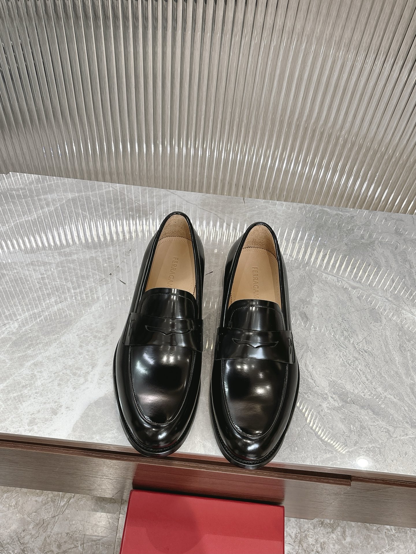 NO:345635,Ferragamo men's boutique leather shoes, these men's loafers are elegant in shape, gorgeous in detail, showing dignified and exquisite style, suitable for accompanying you to attend cocktail parties. The fabric is imported shiny cowhide, presenting a stunning texture, with delicate small-tiem cowhide dyed inside, and the embellishment is delicate and fashionable!  Genuine leather sole, heel composite rubber bottom sheet, comfortable and non-slip, high-definition embossed logo badge, demonstrating the extraordinary skills of professional shoemakers. Every detail is meticulous, full set of original packaging, standard code 39-44 (38.45.46 customized, no return or exchange), batch, ferragamo, ferragamo, loafers, cowhide, Leather soles19860909菲拉格慕Ferragamo男士精品皮鞋,这款男士乐福鞋型优雅,细节华丽,彰显端庄考究风范,适合伴您出席鸡尾酒会.面料采用进口亮面牛皮,呈现令人惊艳的质感,内里本染细腻小胎牛皮,缀饰造型纤巧时髦！真皮大底,后跟复合橡胶底片,舒适防滑,高清压纹logo徽章,彰显专业制鞋大师的斐然技艺.每一个细节都是精工细作,全套原包装, 标准码39-44（38.45.46定做不退不换）,批,,ferragamo,ferragamo,loafers,cowhide,Leather soles,Men's shoes
