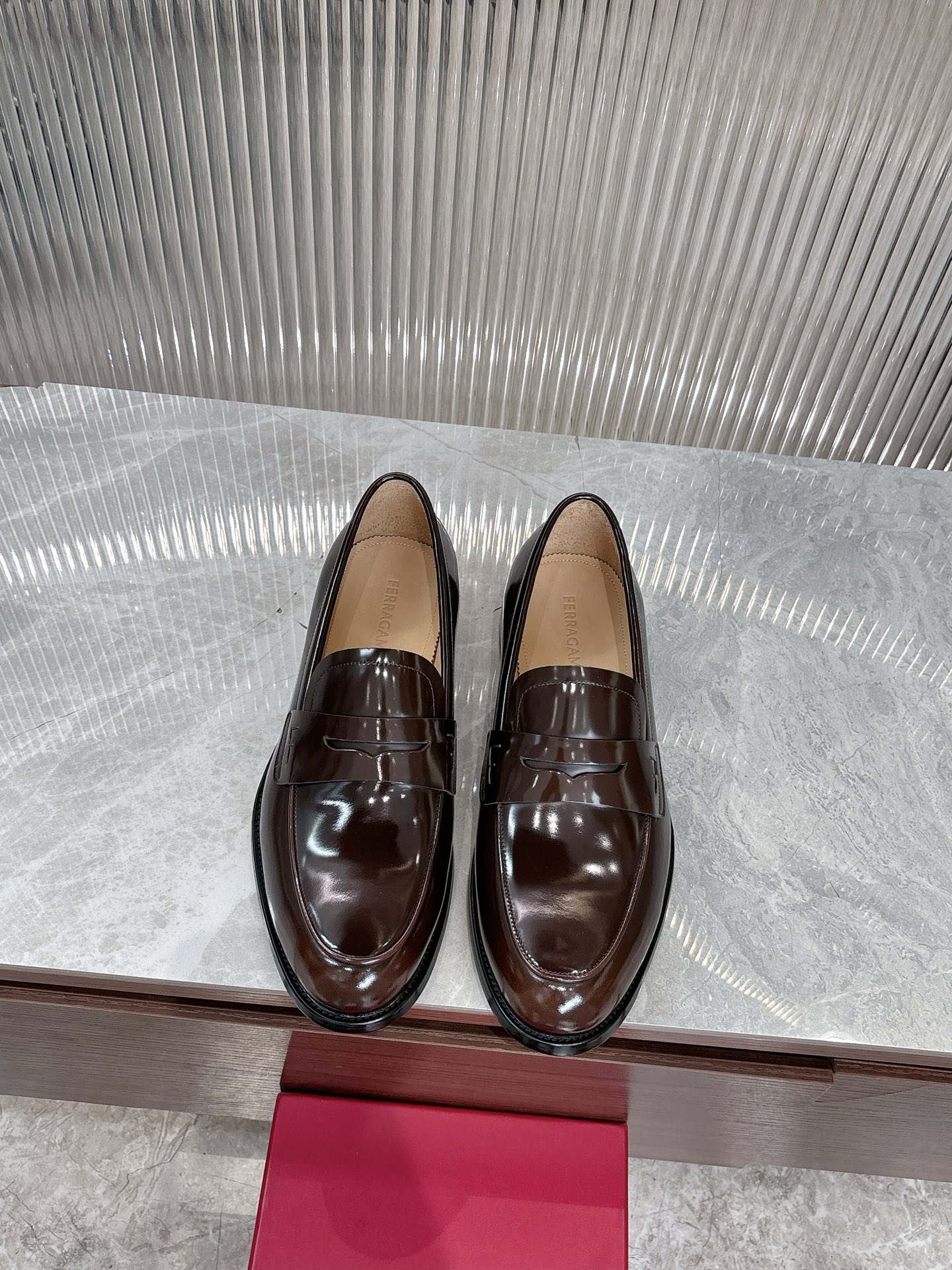 NO:345656,Ferragamo men's boutique leather shoes, these men's loafers are elegant in shape, gorgeous in detail, showing a dignified and exquisite style, suitable for accompanying you to attend cocktail parties. The fabric is imported brown shiny cowhide, presenting an amazing texture, and the inner part is dyed with delicate small-tiem cowhide, and the embellishment is delicate and fashionable!  Genuine leather sole, heel composite rubber bottom sheet, comfortable and non-slip, high-definition embossed logo badge, demonstrating the extraordinary skills of professional shoemakers. Every detail is meticulous, full set of original packaging, standard code 39-44 (38.45.46 customized, no return or exchange), batch, ferragamo, ferragamo, loafers, cowhide, Leather soles19860909菲拉格慕Ferragamo男士精品皮鞋,这款男士乐福鞋型优雅,细节华丽,彰显端庄考究风范,适合伴您出席鸡尾酒会.面料采用进口咖色亮面牛皮,呈现令人惊艳的质感,内里本染细腻小胎牛皮,缀饰造型纤巧时髦！真皮大底,后跟复合橡胶底片,舒适防滑,高清压纹logo徽章,彰显专业制鞋大师的斐然技艺.每一个细节都是精工细作,全套原包装, 标准码39-44（38.45.46定做不退不换）,批,,ferragamo,ferragamo,loafers,cowhide,Leather soles,Men's shoes