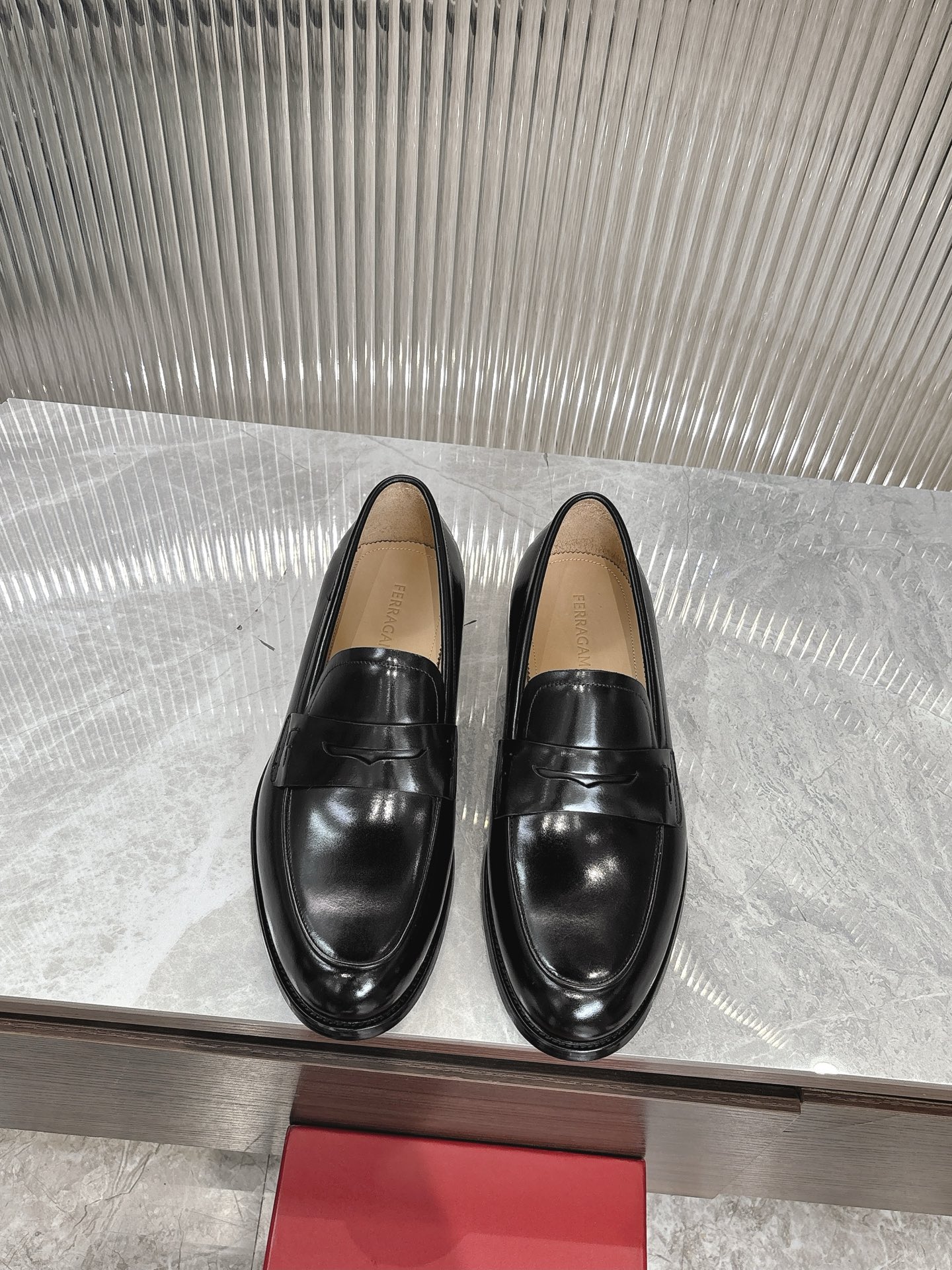 NO:355023,Ferragamo men's boutique leather shoes, these men's loafers are elegant in shape, gorgeous in detail, showing dignified and exquisite style, suitable for accompanying you to attend cocktail parties. The fabric is imported cowhide, presenting a stunning texture, with delicate small-tiem cowhide dyed inside, and the embellishment is delicate and fashionable!  Genuine leather sole, heel composite rubber bottom sheet, comfortable and non-slip, high-definition embossed logo badge, demonstrating the extraordinary skills of professional shoemakers. Every detail is meticulous, full set of original packaging, standard code 39-44 (38.45.46 customized, no return or exchange), batch, ferragamo, ferragamo, loafers, cowhide, Leather soles19860909菲拉格慕Ferragamo男士精品皮鞋,这款男士乐福鞋型优雅,细节华丽,彰显端庄考究风范,适合伴您出席鸡尾酒会.面料采用进口牛皮,呈现令人惊艳的质感,内里本染细腻小胎牛皮,缀饰造型纤巧时髦！真皮大底,后跟复合橡胶底片,舒适防滑,高清压纹logo徽章,彰显专业制鞋大师的斐然技艺.每一个细节都是精工细作,全套原包装, 标准码39-44（38.45.46定做不退不换）,批,,ferragamo,ferragamo,loafers,cowhide,Leather soles,Men's shoes