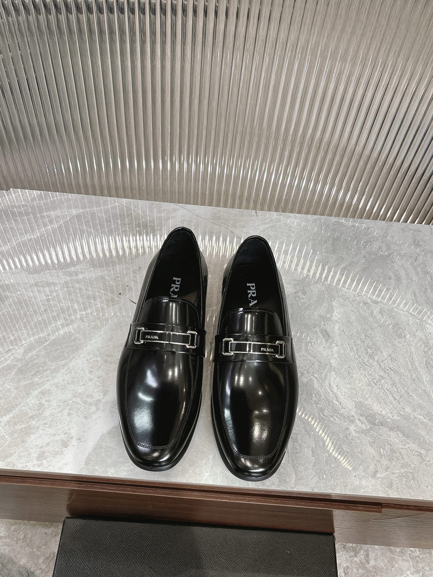 NO:354984,Prada high-end men's best-selling boutique casual leather shoes, imported glossy cowhide leather loafers combine craftsmanship elements with modern charm, strong toughness, resistance to folding and not easy to deform, and durable for wear!  Imported water-dyed cowhide inner lining, imported genuine leather large soles, top quality, welcome to compare, code number 39-44 (38.45.46 custom made without return or exchange), prada, prada, loafers, cowhide, Leather soles19860909Prada普拉达高端男士热卖精品休闲皮鞋,进口亮面牛皮革乐福鞋将工致元素与摩登魅力融合,韧性强耐折不易变形,经久耐穿！进口水染牛皮内里,进口真皮大底,顶级品质,欢迎对比,码数39-44（38.45.46定做不退不换）批,,prada,prada,loafers,cowhide,Leather soles,Men's shoes