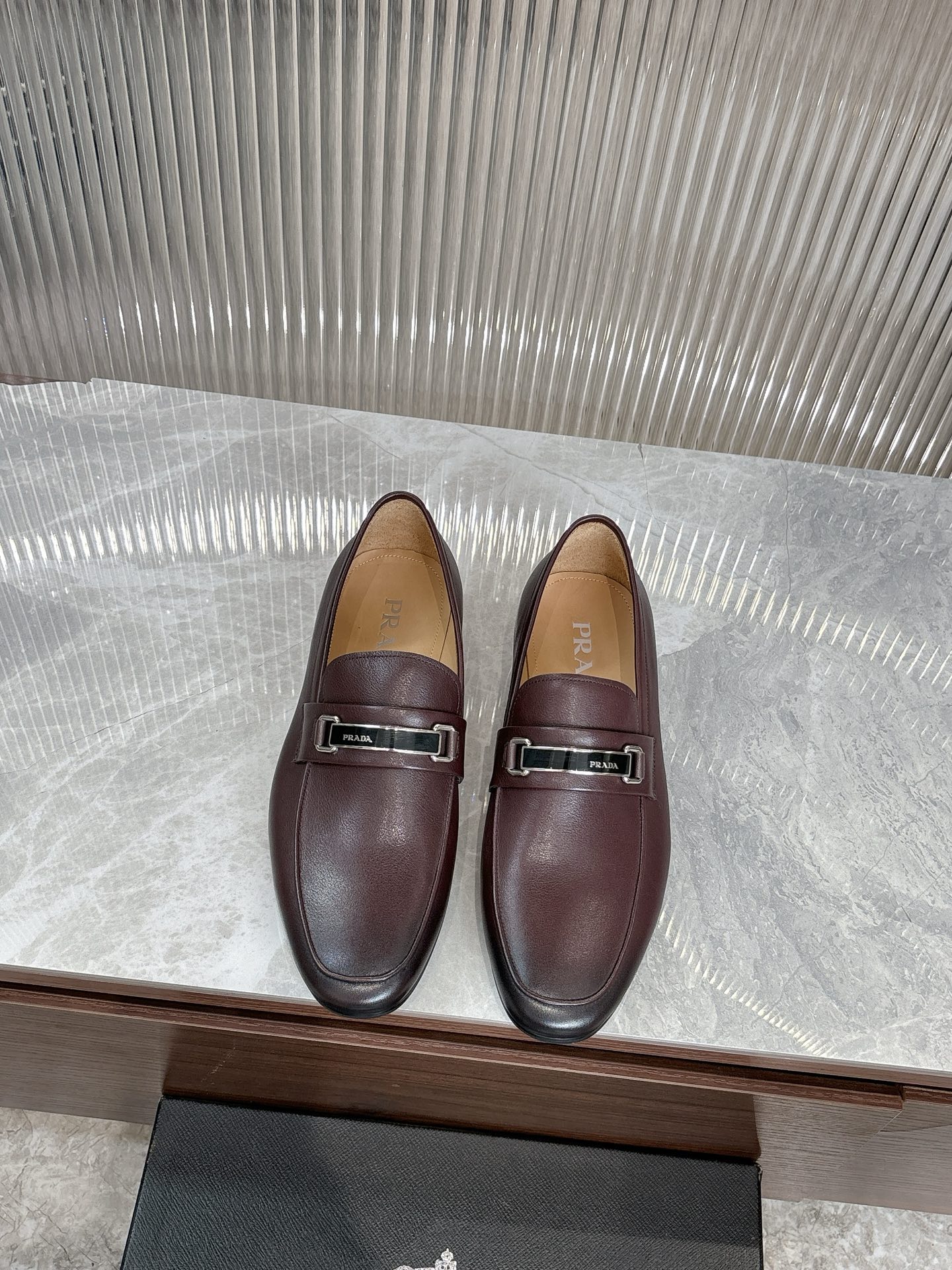 NO:354968,Prada high-end men's best-selling boutique casual leather shoes, imported titanium cowhide leather loafers combine craftsmanship elements with modern charm, strong toughness, resistance to folding and not easy to deform, and durable for wear!  Imported water-dyed cowhide inner lining, imported genuine leather large soles, top quality, welcome to compare, code number 39-44 (38.45.46 custom made without return or exchange), prada, prada, loafers, cowhide, Leather soles19860909Prada普拉达高端男士热卖精品休闲皮鞋,进口胎牛皮革乐福鞋将工致元素与摩登魅力融合,韧性强耐折不易变形,经久耐穿！进口水染牛皮内里,进口真皮大底,顶级品质,欢迎对比,码数39-44（38.45.46定做不退不换）批,,prada,prada,loafers,cowhide,Leather soles,Men's shoes