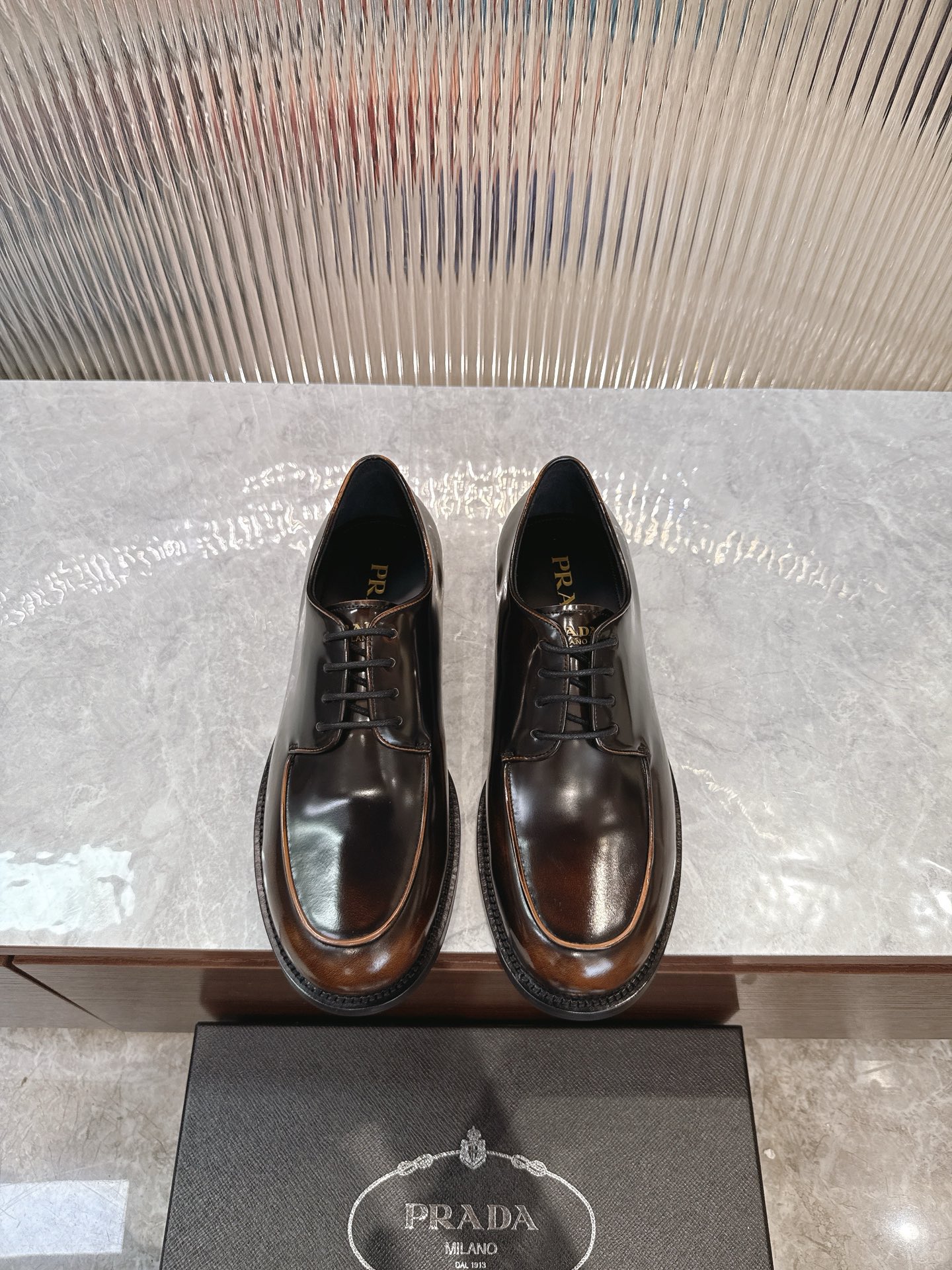 NO:345640,Prada/Prada New men's formal wear derby shoes are shipped, and high-quality products from Dongguan. Those who know the goods should start quickly!  Made of imported shiny polished cowhide, soft and comfortable, without wrinkling. Derby shoe lace style with waxed laces. Elegant and atmospheric. High quality. Snap all-in-one. Standard gold standard cowhide foot pads. Inner calfskin. Paired with genuine leather sole. Rubber patches for the front and rear palms. Anti-slip and wear-resistant. High comfort in the foot. Full packaging is complete with dust bags and shoehorns. Standard leather shoe size 39-40-41-42-43-44 (customized by 38.45.46) Article number 2E A166,,prada,prada,cowhide,Leather soles19860909Prada/普拉达 新款男士正装德比鞋出货 莞产精品 懂货的赶紧下手！ 采用进口亮面擦色牛皮制作 柔软舒适不起皱褶 德比鞋系带款式配打蜡鞋带 优雅大气 高品质精品 秒杀市场一切通货 标配金标牛皮垫脚 内里小牛皮 搭配真皮大底 前后掌橡胶贴片 防滑耐磨 上脚舒适度高 包装齐全配防尘袋和鞋拔 标准皮鞋尺码39-40-41-42-43-44 (38.45.46定制) 货号2E A166,,prada,prada,cowhide,Leather soles,Men's shoes