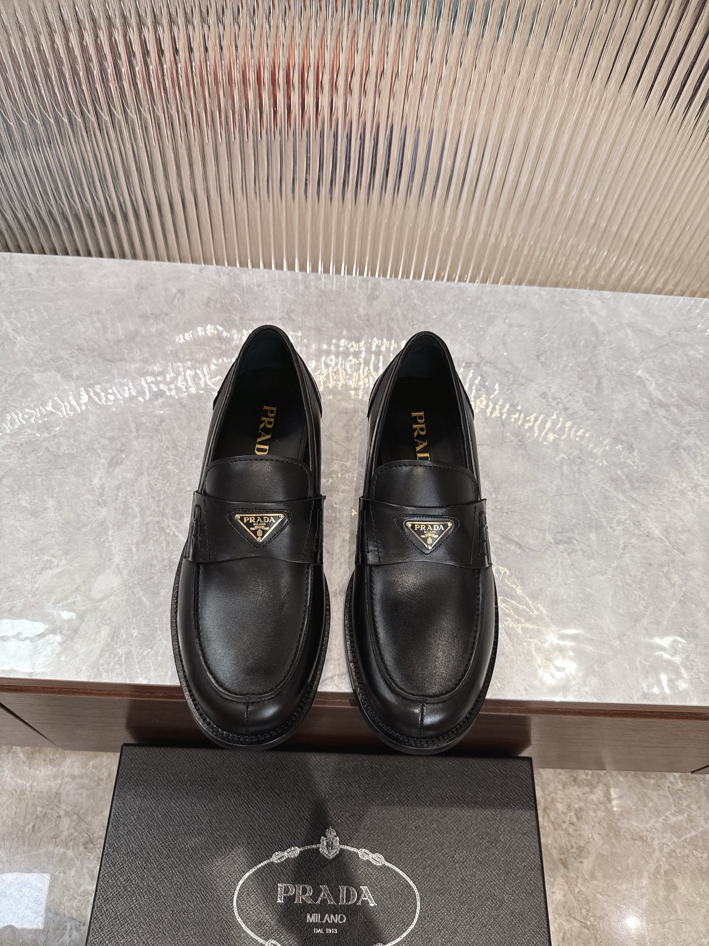 NO:345575,Prada/Prada New men's loafers are shipped with one foot, and the best products from Dongguan. Those who know the goods should start quickly!  Made of imported black calf leather, splicing and sewing process, soft and comfortable, without wrinkling, classic loafer style, triangle metal enamel logo embellishment with same material, elegant and atmospheric, high-quality, instantly sold out all the currency in the market, standard gold standard cowhide foot pad, inner calf leather, paired with genuine leather outsole, front and rear palm rubber patch, anti-slip and wear-resistant, high comfort on the feet, complete packaging with dust bags and shoehorns, standard leather shoe size 39-40-41-42-43-44 (customized by 38.45.46) Article number 2D B223,,prada,prada,loafers,cowhide,Leather soles19860909Prada/普拉达 新款男士一脚蹬乐福鞋出货 莞产精品 懂货的赶紧下手！ 采用进口黑色小牛皮制作 拼接缝制工艺 柔软舒适不起皱褶 经典乐福鞋款式 三角金属珐琅徽标点缀同材质饰带 优雅大气 高品质精品 秒杀市场一切通货 标配金标牛皮垫脚 内里小牛皮 搭配真皮大底 前后掌橡胶贴片 防滑耐磨 上脚舒适度高 包装齐全配防尘袋和鞋拔 标准皮鞋尺码39-40-41-42-43-44 (38.45.46定制) 货号2D B223,,prada,prada,loafers,cowhide,Leather soles,Men's shoes