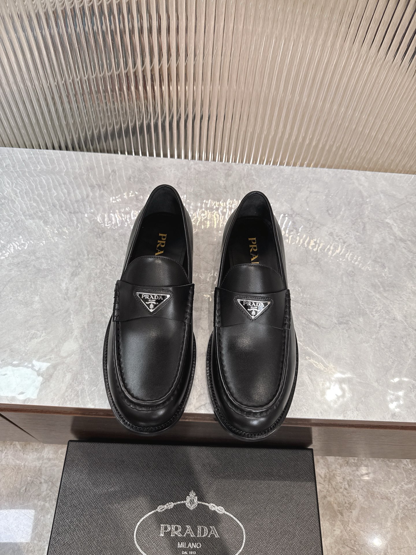 NO:345741,Prada/Prada New men's loafers are shipped with one foot, and the best products from Dongguan. Those who know the goods should start quickly!  Made of imported black calf leather, splicing and sewing process, soft and comfortable, without wrinkling, classic loafer style, triangle metal enamel logo embellishment with same material, elegant and atmospheric, high-quality and boutique, instantly sold out all the currency in the market, standard gold standard cowhide foot pad, inner calf leather, paired with genuine leather outsole, front and rear palm rubber patch, anti-slip and wear-resistant, high comfort on the feet, complete packaging with dust bags and shoehorns, standard leather shoe size 39-40-41-42-43-44 (customized by 38.45.46) Article number 2D B221,,prada,prada,loafers,cowhide,Leather soles19860909Prada/普拉达 新款男士一脚蹬乐福鞋出货 莞产精品 懂货的赶紧下手！ 采用进口黑色小牛皮制作 拼接缝制工艺 柔软舒适不起皱褶 经典乐福鞋款式 三角金属珐琅徽标点缀同材质饰带 优雅大气 高品质精品 秒杀市场一切通货 标配金标牛皮垫脚 内里小牛皮 搭配真皮大底 前后掌橡胶贴片 防滑耐磨 上脚舒适度高 包装齐全配防尘袋和鞋拔 标准皮鞋尺码39-40-41-42-43-44 (38.45.46定制) 货号2D B221,,prada,prada,loafers,cowhide,Leather soles,Men's shoes