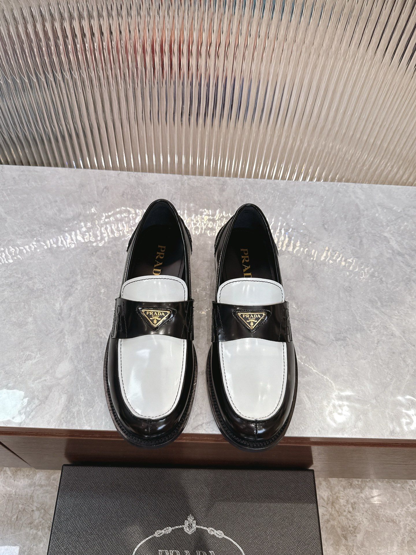 NO:345588,Prada/Prada New men's loafers are shipped with one foot, and the best products from Dongguan. Those who know the goods should start quickly!  Made of imported black glossy cowhide with white glossy cowhide. Map sewing process. Soft and comfortable without wrinkles. Classic loafer style. Triangular metal enamel logo embellishes the same material. Elegant and atmospheric. High-quality and boutique. Screaming all-in-one. Standard gold-standard cowhide. Inner calfskin. Paired with genuine leather outsole. Rubber patches for the front and rear palms. Anti-slip and wear-resistant. High comfort for the foot. Full packaging is complete with dust bags and shoehorns. Standard leather shoe size 39-40-41-42-43-44 (customized by 38.45.46) Article number 2D B223,,prada,prada,loafers,cowhide,Leather soles19860909Prada/普拉达 新款男士一脚蹬乐福鞋出货 莞产精品 懂货的赶紧下手！ 采用进口黑色亮面、搭配白色亮面牛皮制作 拼接缝制工艺 柔软舒适不起皱褶 经典乐福鞋款式 三角金属珐琅徽标点缀同材质饰带 优雅大气 高品质精品 秒杀市场一切通货 标配金标牛皮垫脚 内里小牛皮 搭配真皮大底 前后掌橡胶贴片 防滑耐磨 上脚舒适度高 包装齐全配防尘袋和鞋拔 标准皮鞋尺码39-40-41-42-43-44 (38.45.46定制) 货号2D B223,,prada,prada,loafers,cowhide,Leather soles,Men's shoes