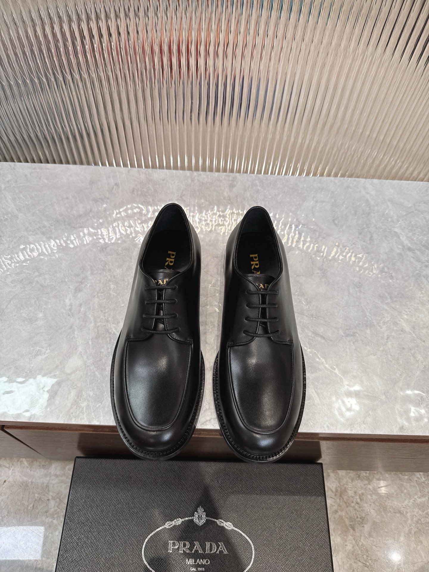 NO:345625,Prada/Prada New men's formal wear derby shoes are shipped, and high-quality products from Dongguan. Those who know the goods should start quickly!  Made of imported black calfskin, soft and comfortable, wrinkle-free, Derby shoe lace style with waxed shoelaces, elegant and atmospheric, high-quality, instantly sold out all the currency in the market, standard gold standard cowhide foot pads, inner calfskin, paired with genuine leather outsole, front and rear palm rubber patch, anti-slip and wear-resistant, high comfort on the feet, complete packaging with dust bags and shoehorns, standard leather shoe size 39-40-41-42-43-44 (customized by 38.45.46) Article No. 2E A166,,prada,prada,cowhide,Leather soles19860909Prada/普拉达 新款男士正装德比鞋出货 莞产精品 懂货的赶紧下手！ 采用进口黑色小牛皮制作 柔软舒适不起皱褶 德比鞋系带款式配打蜡鞋带 优雅大气 高品质精品 秒杀市场一切通货 标配金标牛皮垫脚 内里小牛皮 搭配真皮大底 前后掌橡胶贴片 防滑耐磨 上脚舒适度高 包装齐全配防尘袋和鞋拔 标准皮鞋尺码39-40-41-42-43-44 (38.45.46定制) 货号2E A166,,prada,prada,cowhide,Leather soles,Men's shoes
