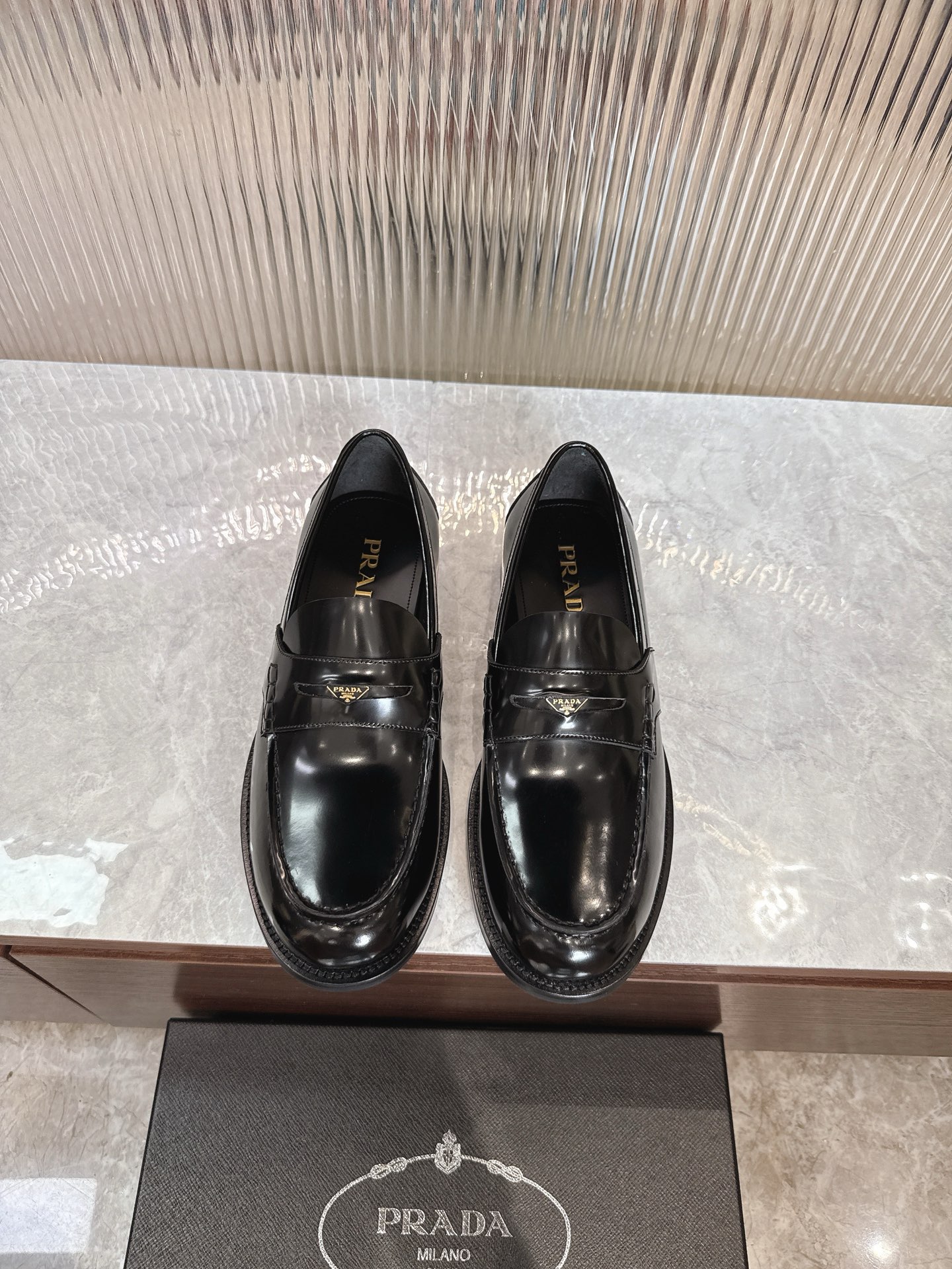 NO:345762,Prada/Prada New men's loafers are shipped with one foot, and the best products from Dongguan. Those who know the goods should start quickly!  Made of imported black glossy cowhide, splicing and sewing process, soft and comfortable, without wrinkles, classic loafer style, triangular metal enamel logo embellishment with same material, elegant and atmospheric, high-quality, instantly sold out all the currency in the market, standard gold-standard cowhide foot pad, inner calf leather, paired with genuine leather outsole, front and rear palm rubber patch, anti-slip and wear-resistant, high comfort on the feet, complete packaging with dust bags and shoehorns, standard leather shoe size 39-40-41-42-43-44 (customized by 38.45.46) Article No. 2D B222 glossy cowhide,,prada,prada,loafers,cowhide,Leather soles19860909Prada/普拉达 新款男士一脚蹬乐福鞋出货 莞产精品 懂货的赶紧下手！ 采用进口黑色亮面牛皮制作 拼接缝制工艺 柔软舒适不起皱褶 经典乐福鞋款式 三角金属珐琅徽标点缀同材质饰带 优雅大气 高品质精品 秒杀市场一切通货 标配金标牛皮垫脚 内里小牛皮 搭配真皮大底 前后掌橡胶贴片 防滑耐磨 上脚舒适度高 包装齐全配防尘袋和鞋拔 标准皮鞋尺码39-40-41-42-43-44 (38.45.46定制) 货号2D B222 亮面牛皮,,prada,prada,loafers,cowhide,Leather soles,Men's shoes
