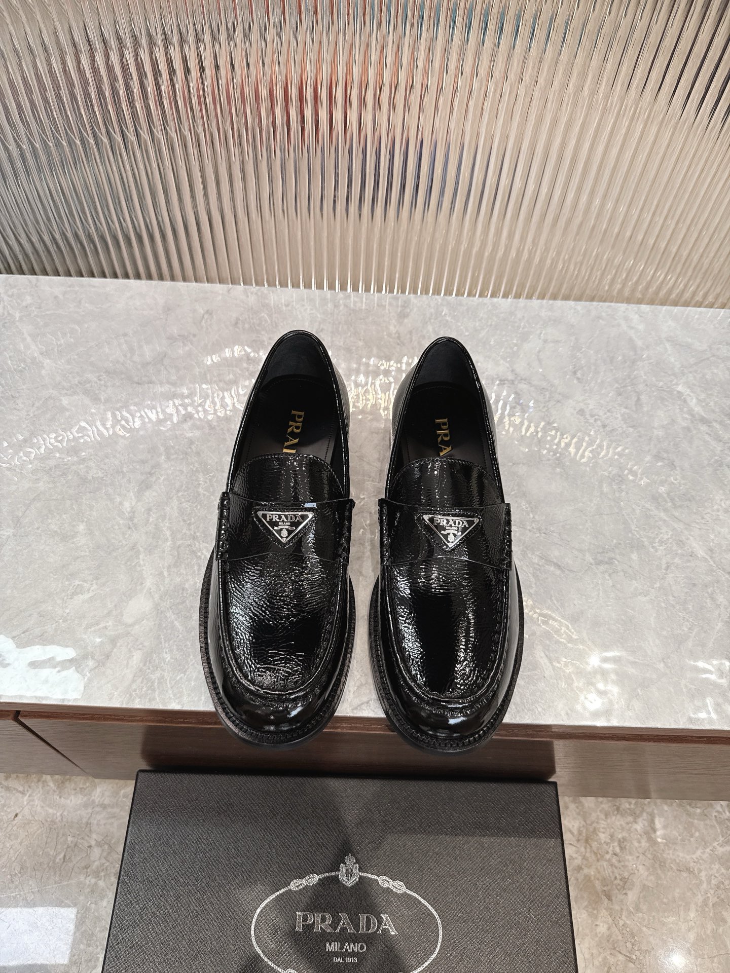 NO:352275,Prada/Prada New men's loafers are shipped with one foot, and the best products from Dongguan. Those who know the goods should start quickly!  Made of imported black shiny cowhide, splicing and sewing process, soft and comfortable, without wrinkling, classic loafer style, triangle metal enamel logo embellishment with same material, elegant and atmospheric, high-quality, instantly sold out all the currency in the market, standard gold standard cowhide foot pad, inner calf leather, paired with genuine leather outsole, front and rear palm rubber patch, anti-slip and wear-resistant, high comfort on the feet, complete packaging with dust bags and shoehorns, standard leather shoe size 39-40-41-42-43-44 (customized by 38.45.46) Article number 2D B221,,prada,prada,loafers,cowhide,Leather soles19860909Prada/普拉达 新款男士一脚蹬乐福鞋出货 莞产精品 懂货的赶紧下手！ 采用进口黑色亮面牛皮制作 拼接缝制工艺 柔软舒适不起皱褶 经典乐福鞋款式 三角金属珐琅徽标点缀同材质饰带 优雅大气 高品质精品 秒杀市场一切通货 标配金标牛皮垫脚 内里小牛皮 搭配真皮大底 前后掌橡胶贴片 防滑耐磨 上脚舒适度高 包装齐全配防尘袋和鞋拔 标准皮鞋尺码39-40-41-42-43-44 (38.45.46定制) 货号2D B221,,prada,prada,loafers,cowhide,Leather soles,Men's shoes