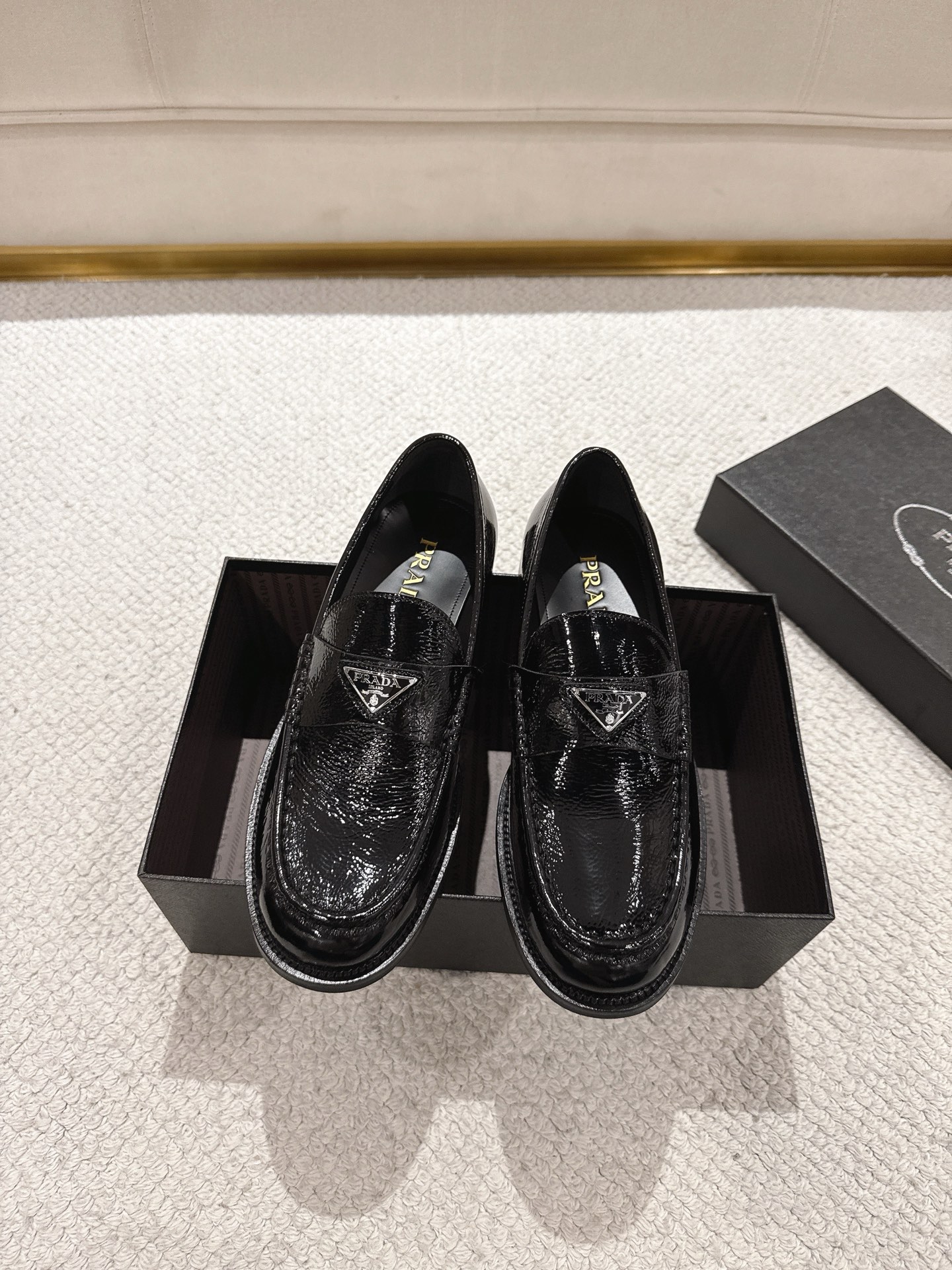 Prada Mocassins Homme en Cuir Verni Noir avec Logo Triangle