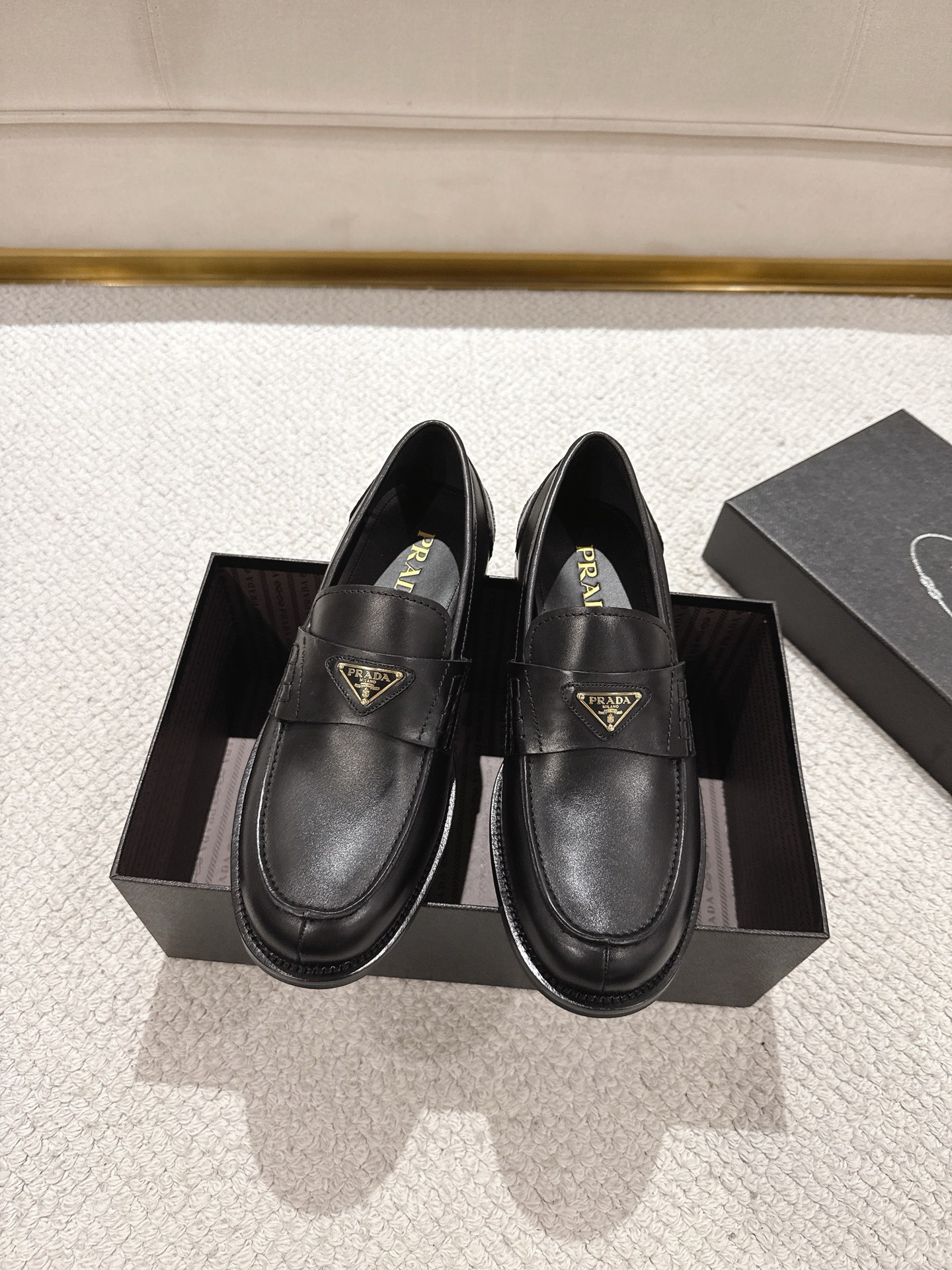Elegantes mocasines Prada de piel para hombre con logo icónico