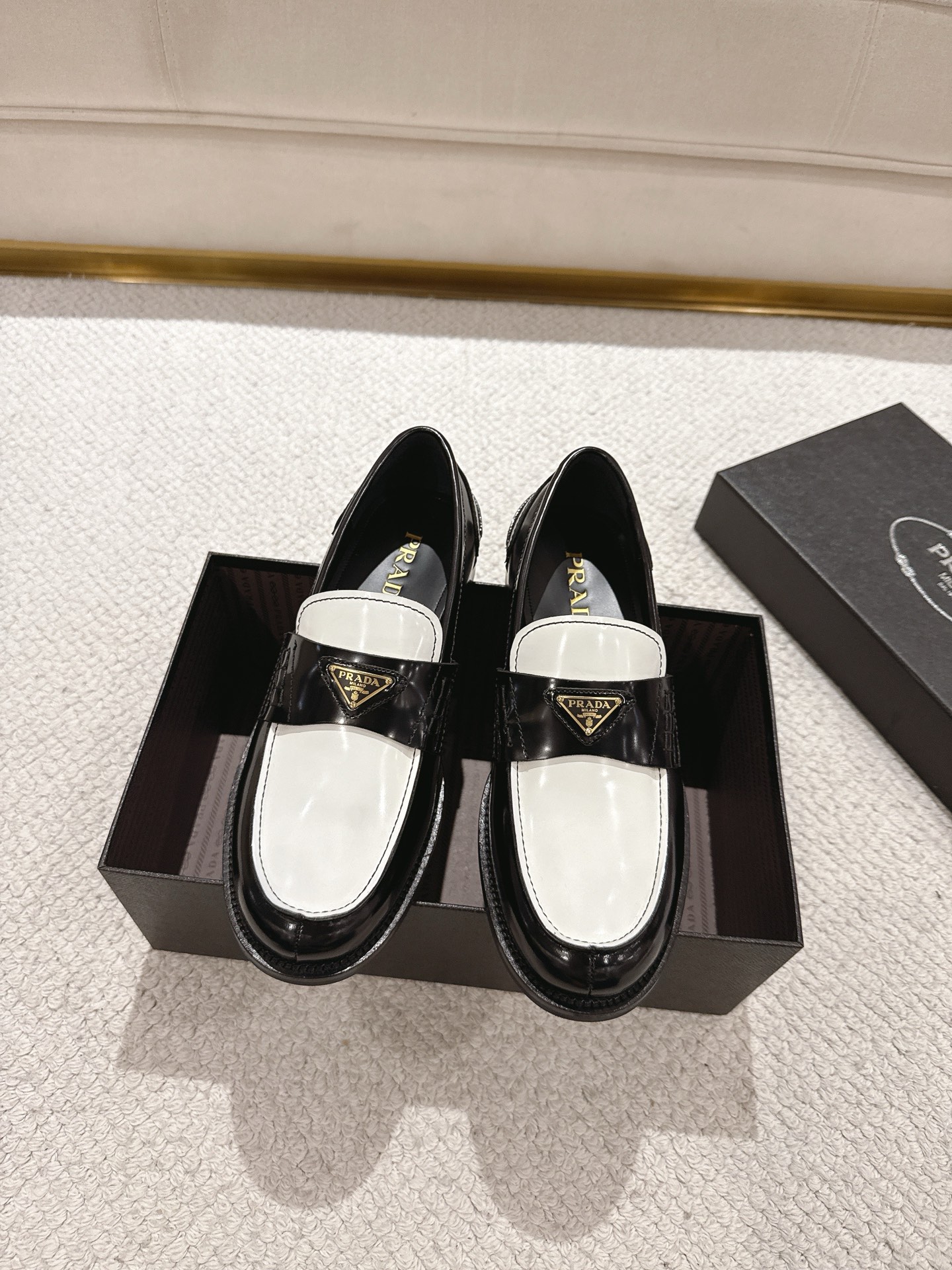 Prada Heren Loafers - Zwart & Wit Leer - Stijlvol & Comfortabel