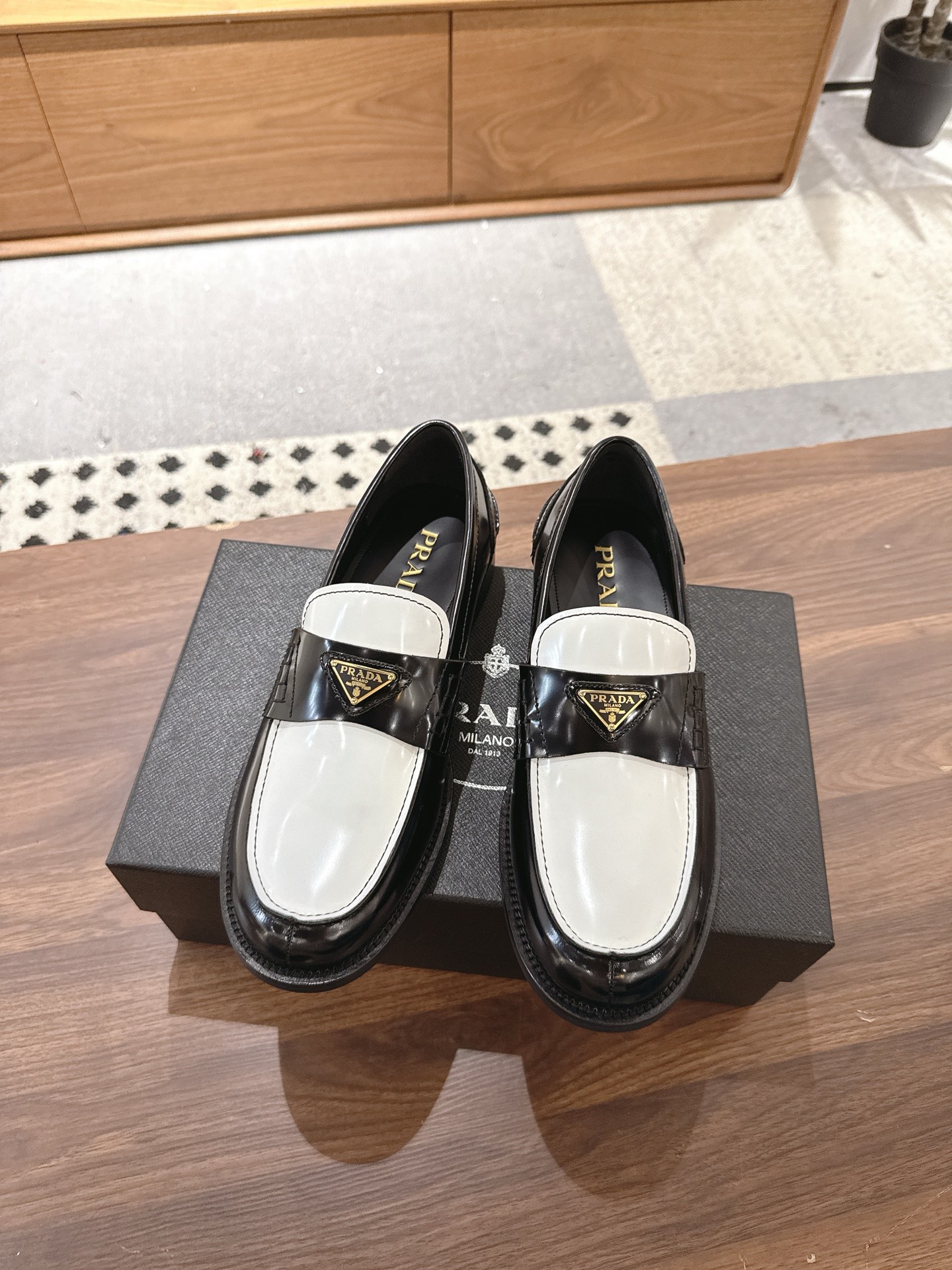 Prada Mocassins en Cuir Bicolore pour Hommes - Élégance et Confort