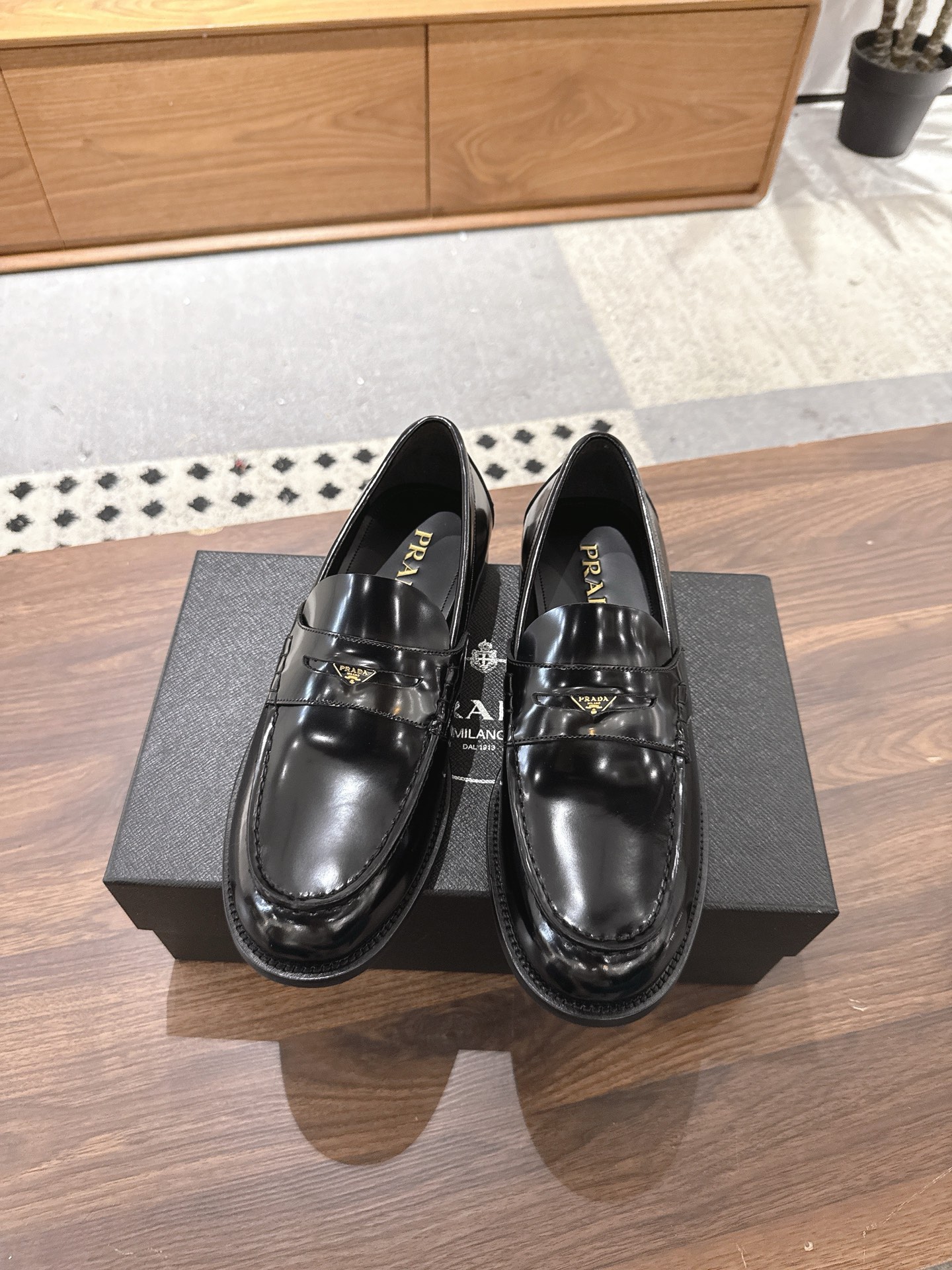 NO:355074,Prada Prada high-end men's boutique casual leather shoes, imported cowhide/opening beads on the upper, water-dyed cowhide inner lining, genuine leather sole, perfect details are impeccable, standard code 39-44 (38.45.46 custom made without return or exchange), spot batch, prada, prada, cowhide, Leather soles19860909Prada普拉达高端男士精品休闲皮鞋,鞋面进口牛皮/开边珠,水染牛皮内里,真皮大底,完美细节无可挑剔,标准码39-44（38.45.46定做不退不换）,现货批,,prada,prada,cowhide,Leather soles,Men's shoes