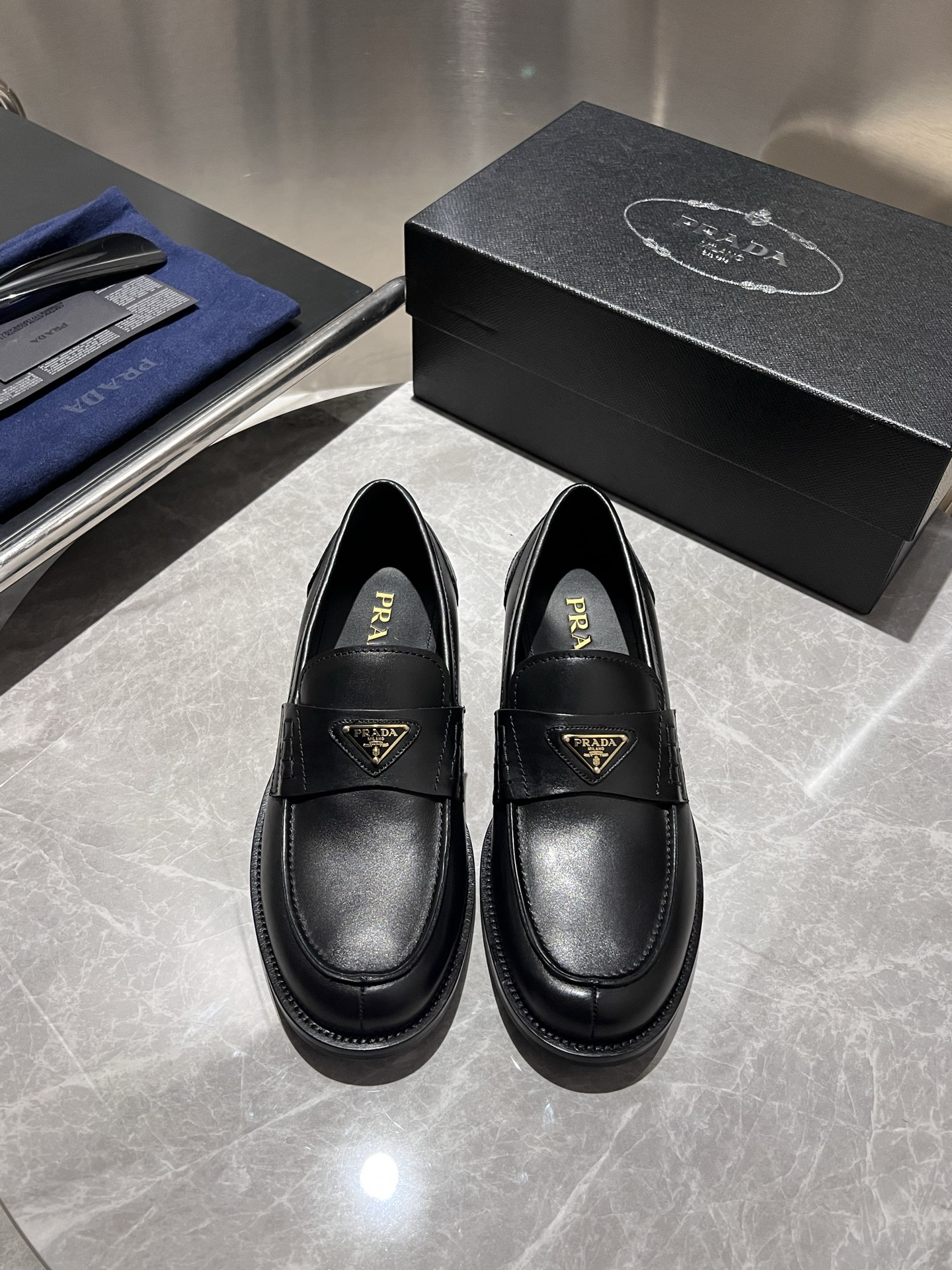 NO:355188,Prada high-end men's best-selling boutique casual leather shoes, imported cowhide leather loafers combine craftsmanship elements with modern charm, strong toughness, resistance to folding and not easy to deform, and durable for wear!  Imported water-dyed cowhide inner lining, imported genuine leather large sole, top quality, welcome to compare, code number 39-44 (38.45.46 custom made without return or exchange) spot batch, prada, prada, loafers, cowhide, Leather soles19860909Prada普拉达高端男士热卖精品休闲皮鞋,进口牛皮革乐福鞋将工致元素与摩登魅力融合,韧性强耐折不易变形,经久耐穿！进口水染牛皮内里,进口真皮大底,顶级品质,欢迎对比,码数39-44（38.45.46定做不退不换）现货批,,prada,prada,loafers,cowhide,Leather soles,Men's shoes