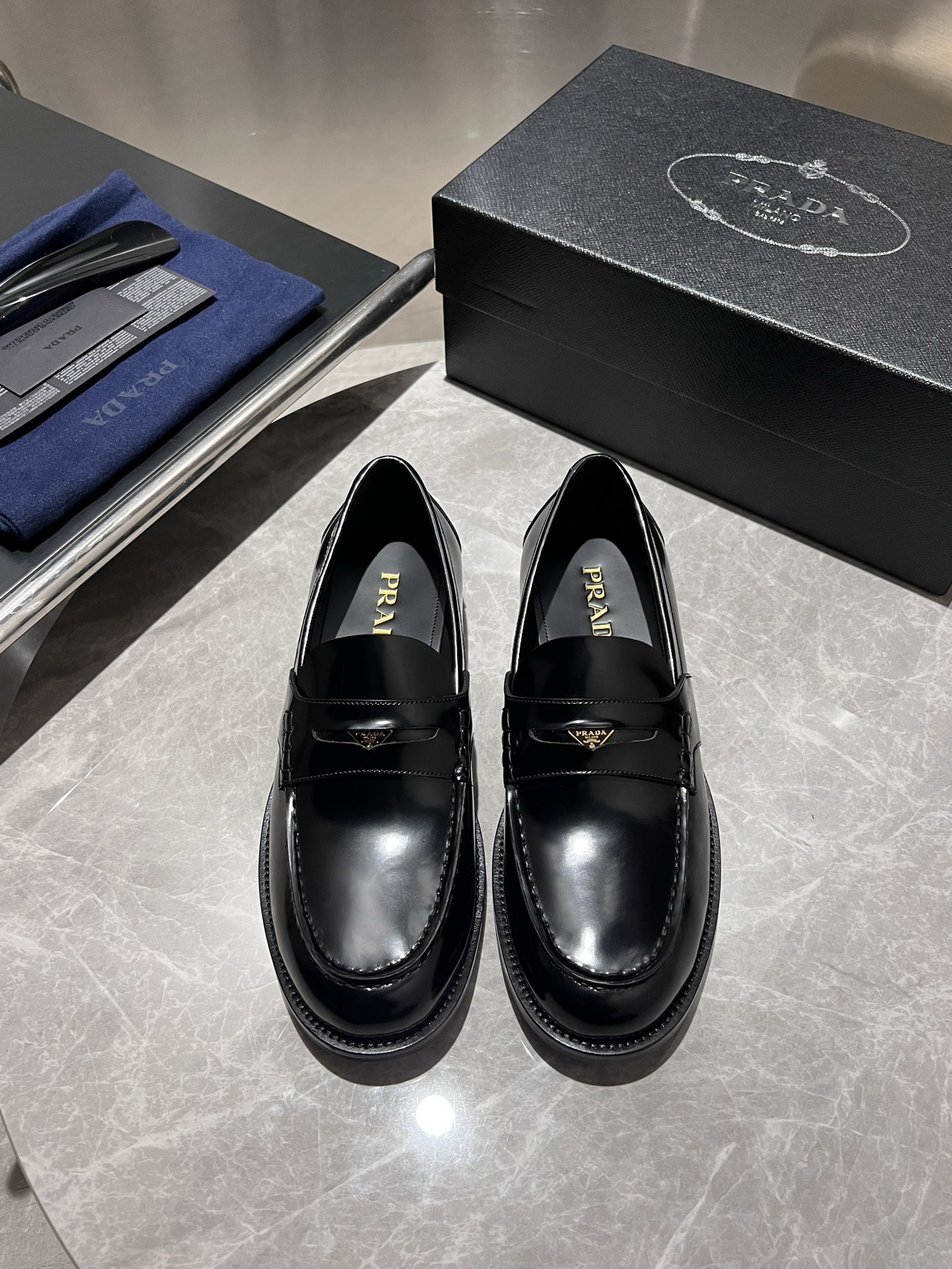 NO:355207,Prada high-end men's best-selling boutique casual leather shoes, imported glossy cowhide leather loafers combine craftsmanship elements with modern charm, strong toughness, resistance to folding and not easy to deform, and durable for wear!  Imported water-dyed cowhide inner lining, imported genuine leather large sole, top quality, welcome to compare, code number 39-44 (38.45.46 custom made without return or exchange) spot batch, prada, prada, loafers, cowhide, Leather soles19860909Prada普拉达高端男士热卖精品休闲皮鞋,进口亮面牛皮革乐福鞋将工致元素与摩登魅力融合,韧性强耐折不易变形,经久耐穿！进口水染牛皮内里,进口真皮大底,顶级品质,欢迎对比,码数39-44（38.45.46定做不退不换）现货批,,prada,prada,loafers,cowhide,Leather soles,Men's shoes