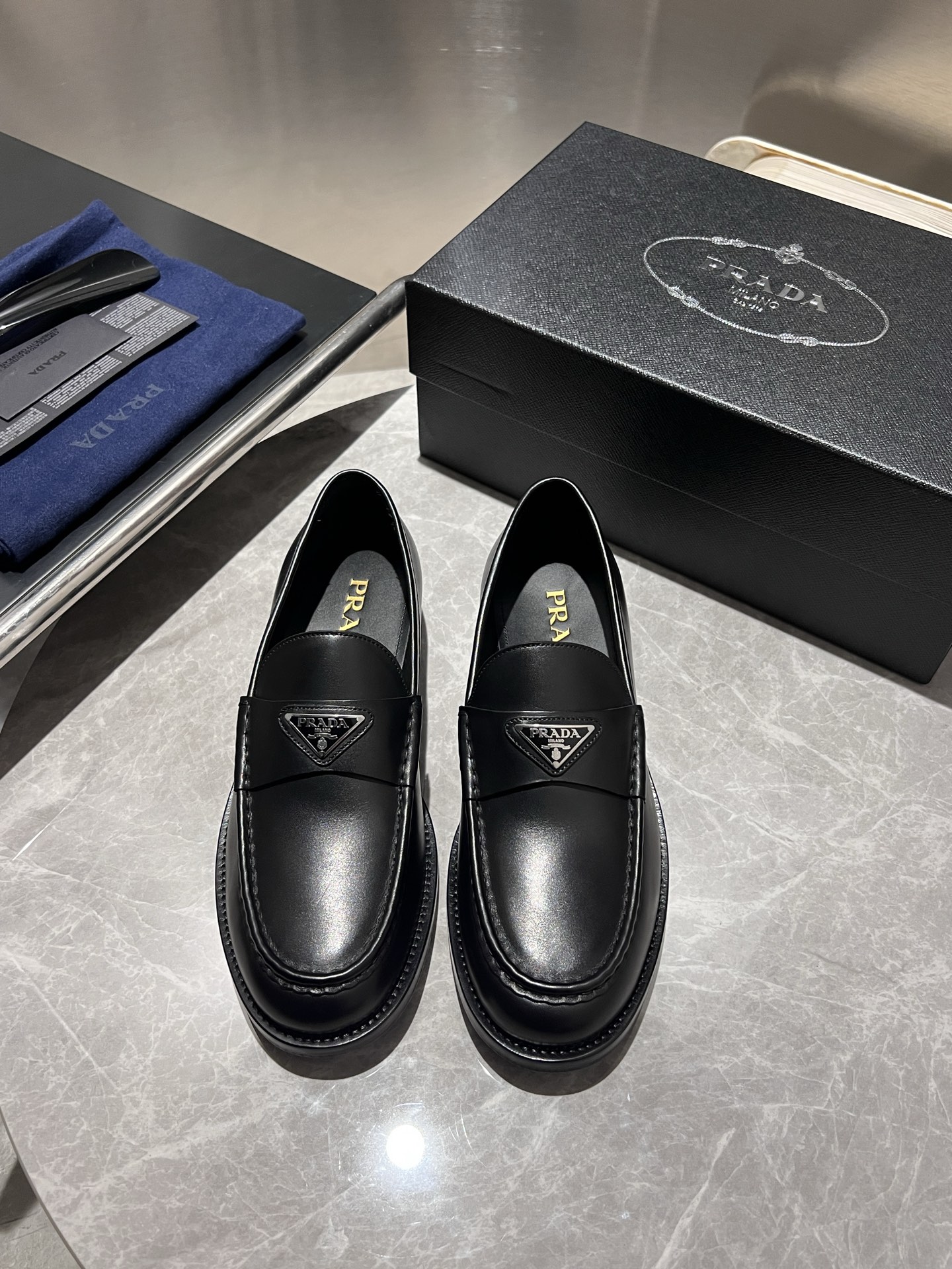 NO:355225,Prada high-end men's best-selling boutique casual leather shoes, imported cowhide leather loafers combine craftsmanship elements with modern charm, strong toughness, resistance to folding and not easy to deform, and durable for wear!  Imported water-dyed cowhide inner lining, imported genuine leather large sole, top quality, welcome to compare, code number 39-44 (38.45.46 custom made without return or exchange) spot batch, prada, prada, loafers, cowhide, Leather soles19860909Prada普拉达高端男士热卖精品休闲皮鞋,进口牛皮革乐福鞋将工致元素与摩登魅力融合,韧性强耐折不易变形,经久耐穿！进口水染牛皮内里,进口真皮大底,顶级品质,欢迎对比,码数39-44（38.45.46定做不退不换）现货批,,prada,prada,loafers,cowhide,Leather soles,Men's shoes