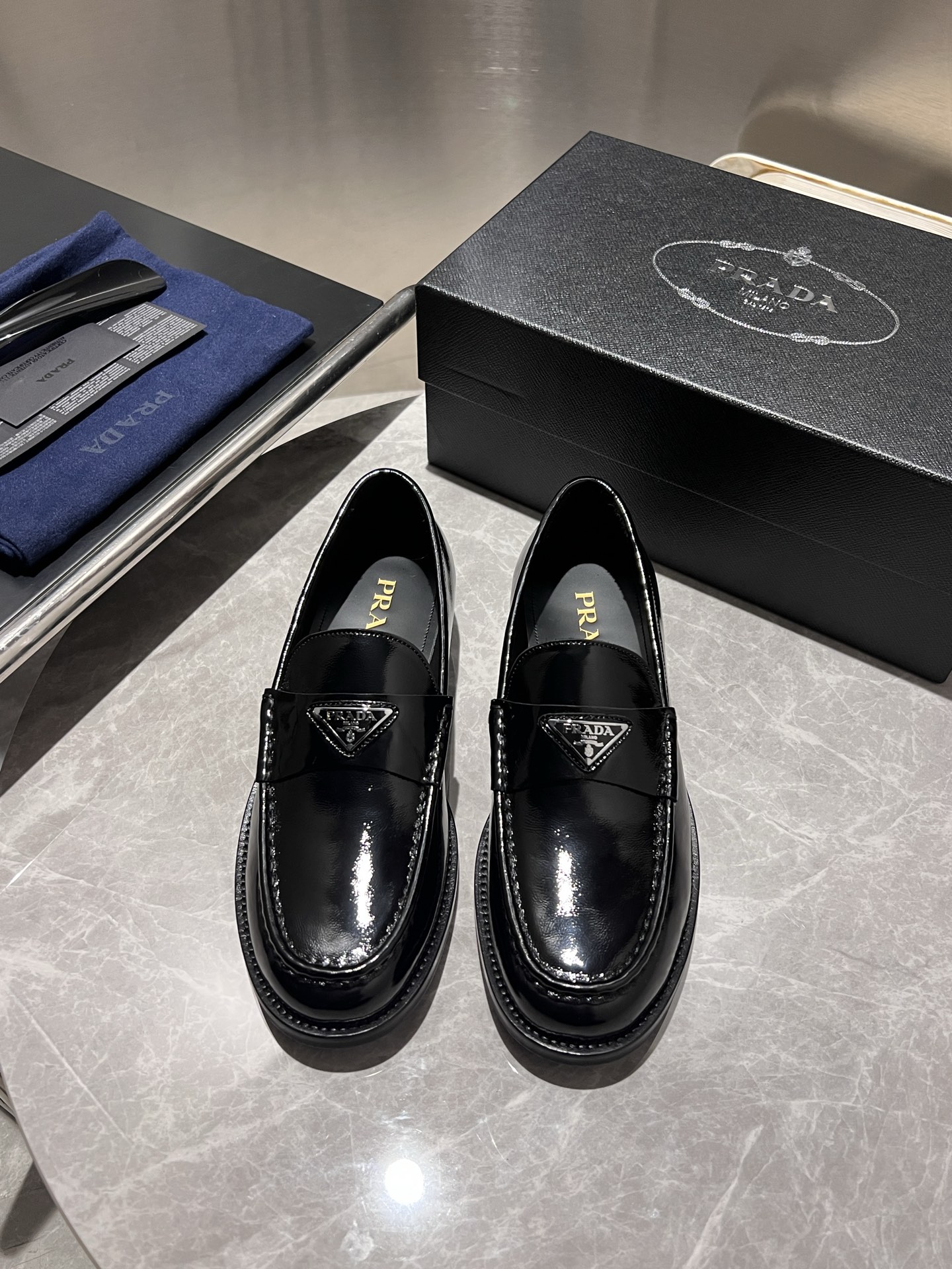 NO:355242,Prada high-end men's best-selling boutique casual leather shoes, imported glossy cowhide leather loafers combine craftsmanship elements with modern charm, strong toughness, resistance to folding and not easy to deform, and durable for wear!  Imported water-dyed cowhide inner lining, imported genuine leather large sole, top quality, welcome to compare, code number 39-44 (38.45.46 custom made without return or exchange) spot batch, prada, prada, loafers, cowhide, Leather soles19860909Prada普拉达高端男士热卖精品休闲皮鞋,进口亮面牛皮革乐福鞋将工致元素与摩登魅力融合,韧性强耐折不易变形,经久耐穿！进口水染牛皮内里,进口真皮大底,顶级品质,欢迎对比,码数39-44（38.45.46定做不退不换）现货批,,prada,prada,loafers,cowhide,Leather soles,Men's shoes