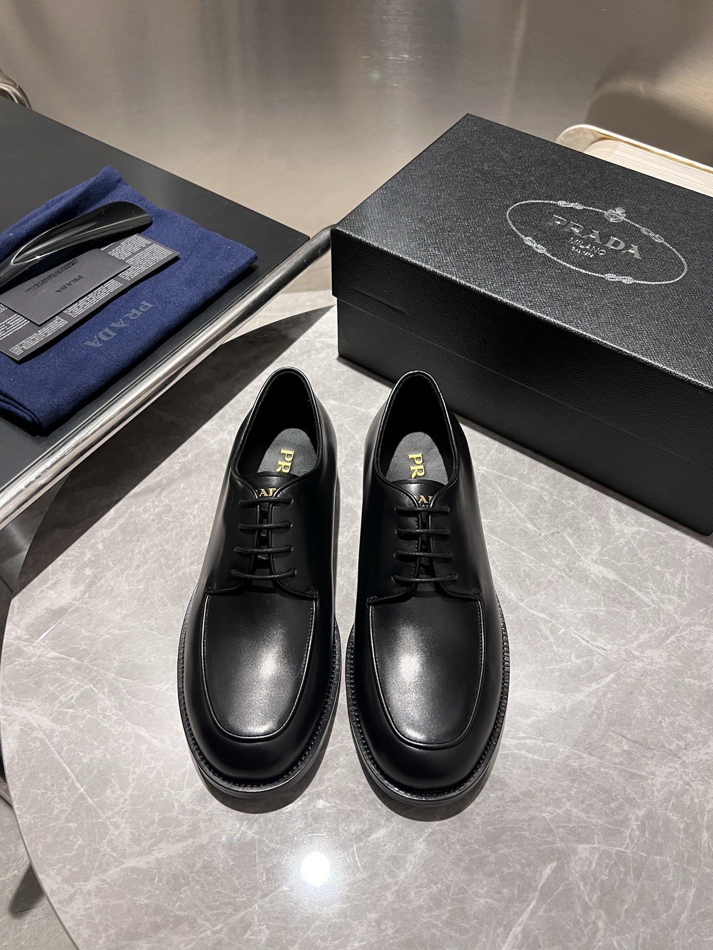 NO:355257,Prada high-end men's best-selling boutique casual leather shoes, imported cowhide leather derby shoes combine craftsmanship elements with modern charm, strong toughness, resistance to folding and not easy to deform, and durable!  Imported water-dyed cowhide inner lining, imported genuine leather bottom, top quality, welcome to compare, code number 39-44 (38.45.46 custom made without return or exchange) spot batch, prada, prada, cowhide, Leather soles19860909Prada普拉达高端男士热卖精品休闲皮鞋,进口牛皮革德比鞋将工致元素与摩登魅力融合,韧性强耐折不易变形,经久耐穿！进口水染牛皮内里,进口真皮大底,顶级品质,欢迎对比,码数39-44（38.45.46定做不退不换）现货批,,prada,prada,cowhide,Leather soles,Men's shoes