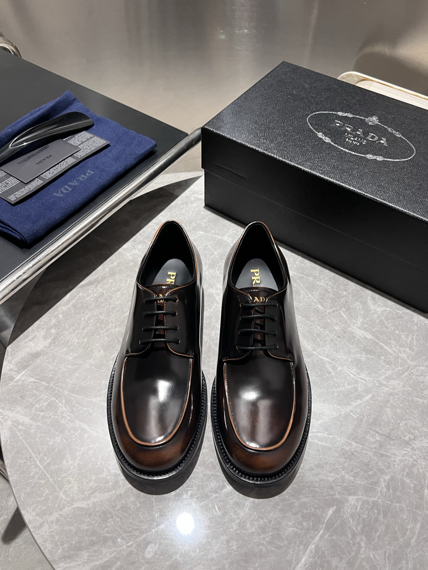 NO:355272,Prada high-end men's best-selling boutique casual leather shoes, imported shiny-colored cowhide leather derby shoes combine craftsmanship elements with modern charm, strong toughness, resistance to folding and not easy to deform, and durable for wear!  Imported water-dyed cowhide inner lining, imported genuine leather bottom, top quality, welcome to compare, code number 39-44 (38.45.46 custom made without return or exchange) spot batch, prada, prada, cowhide, Leather soles19860909Prada普拉达高端男士热卖精品休闲皮鞋,进口亮面擦色牛皮革德比鞋将工致元素与摩登魅力融合,韧性强耐折不易变形,经久耐穿！进口水染牛皮内里,进口真皮大底,顶级品质,欢迎对比,码数39-44（38.45.46定做不退不换）现货批,,prada,prada,cowhide,Leather soles,Men's shoes