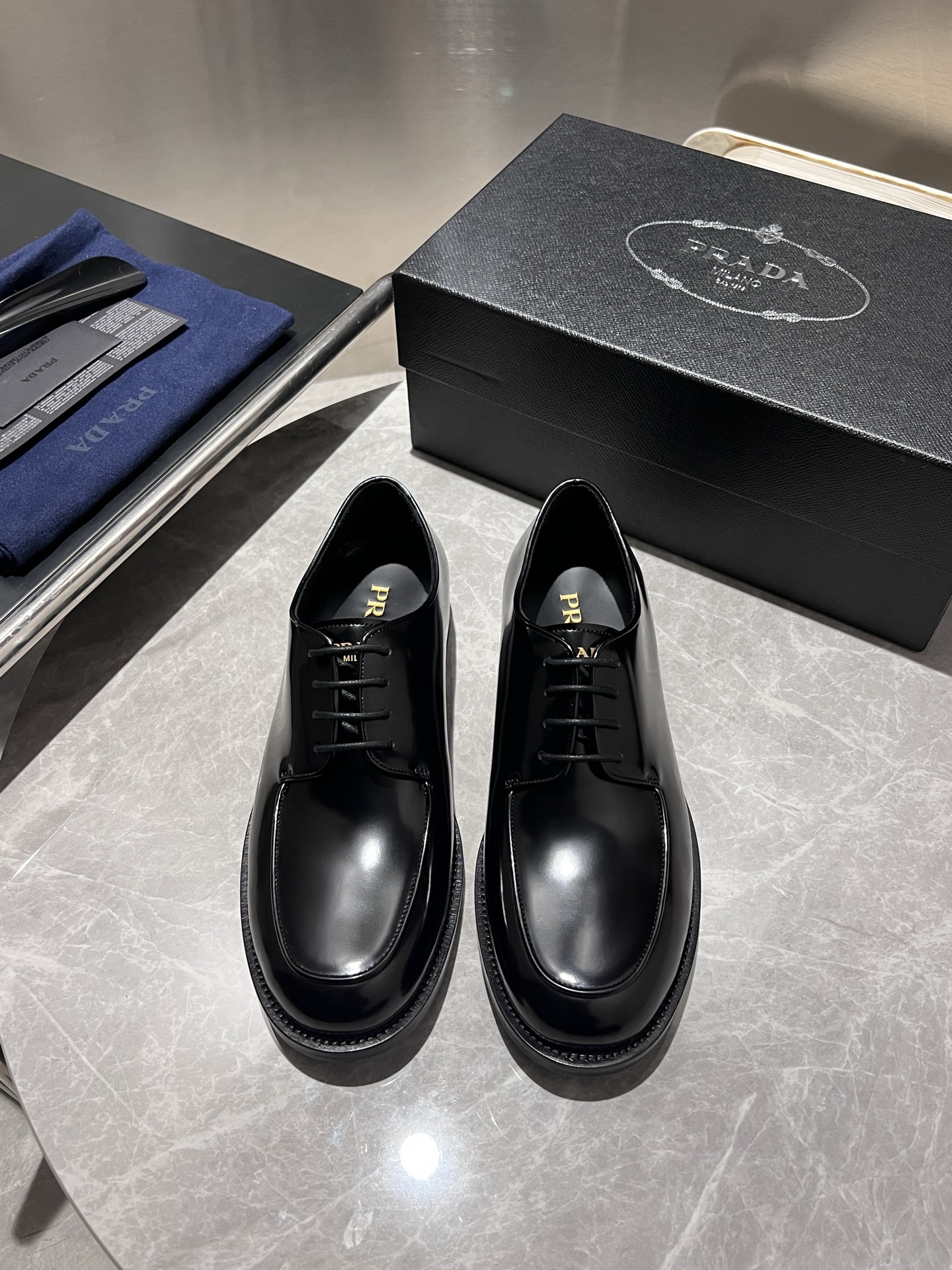 NO:355289,Prada high-end men's best-selling boutique casual leather shoes, imported glossy cowhide leather derby shoes combine craftsmanship elements with modern charm, strong toughness, resistance to folding and not easy to deform, and durable for wear!  Imported water-dyed cowhide inner lining, imported genuine leather bottom, top quality, welcome to compare, code number 39-44 (38.45.46 custom made without return or exchange) spot batch, prada, prada, cowhide, Leather soles19860909Prada普拉达高端男士热卖精品休闲皮鞋,进口亮面牛皮革德比鞋将工致元素与摩登魅力融合,韧性强耐折不易变形,经久耐穿！进口水染牛皮内里,进口真皮大底,顶级品质,欢迎对比,码数39-44（38.45.46定做不退不换）现货批,,prada,prada,cowhide,Leather soles,Men's shoes