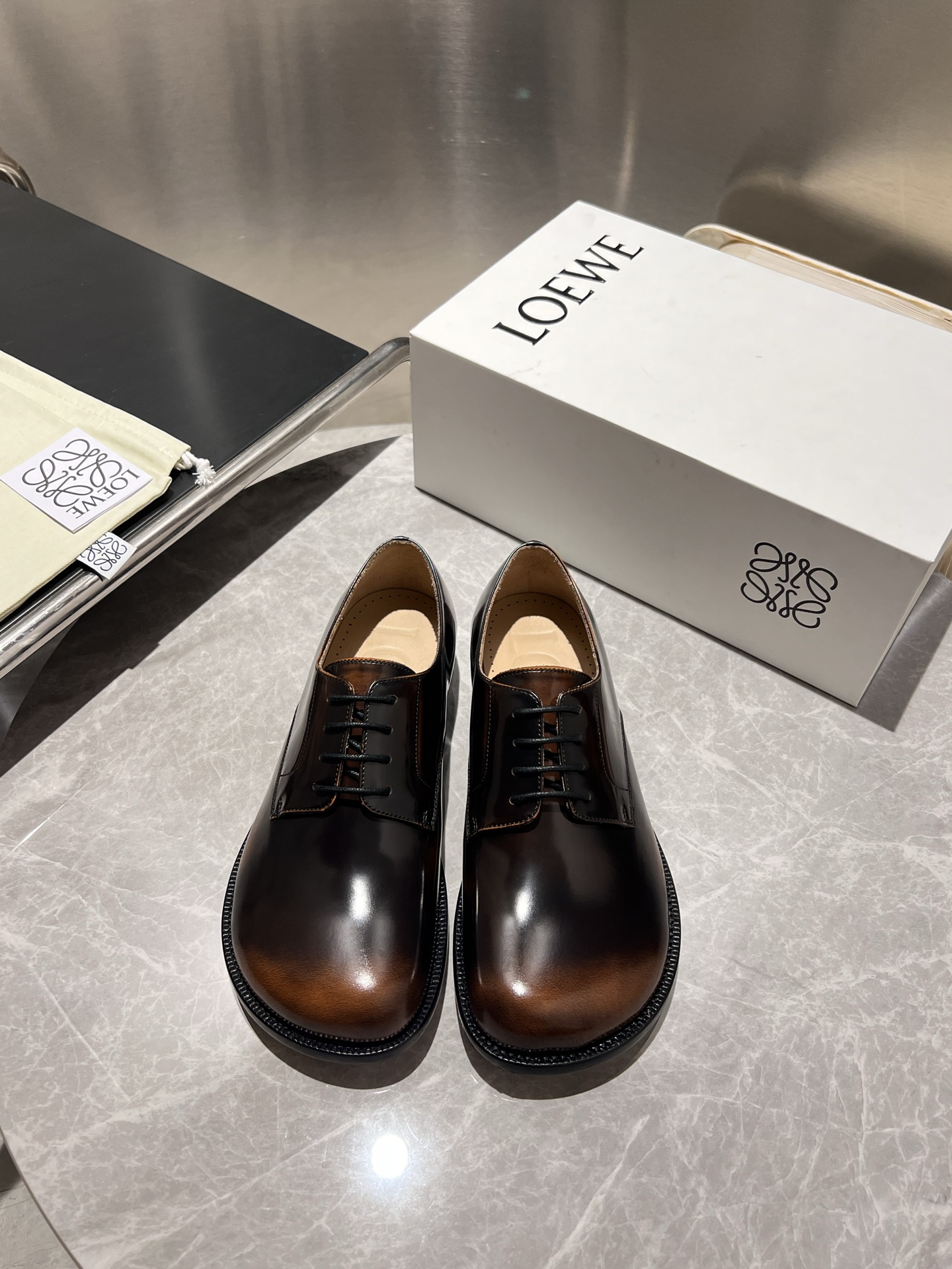 NO:355306,Loewe/Loewe High-end men's best-selling boutique casual leather shoes, imported shiny-colored cowhide leather derby shoes combine craftsmanship elements with modern charm, strong toughness, resistance to folding and not easy to deform, and durable for wear!  Imported water-dyed cowhide inner lining, imported genuine leather large soles, top quality, welcome to compare, code number 39-44 (38.45.46 custom made without return or exchange) spot batch, loewe, loewe, cowhide, Leather soles19860909Loewe/罗意威 高端男士热卖精品休闲皮鞋,进口亮面擦色牛皮革德比鞋将工致元素与摩登魅力融合,韧性强耐折不易变形,经久耐穿！进口水染牛皮内里,进口真皮大底,顶级品质,欢迎对比,码数39-44（38.45.46定做不退不换）现货批,,loewe,loewe,cowhide,Leather soles,Men's shoes