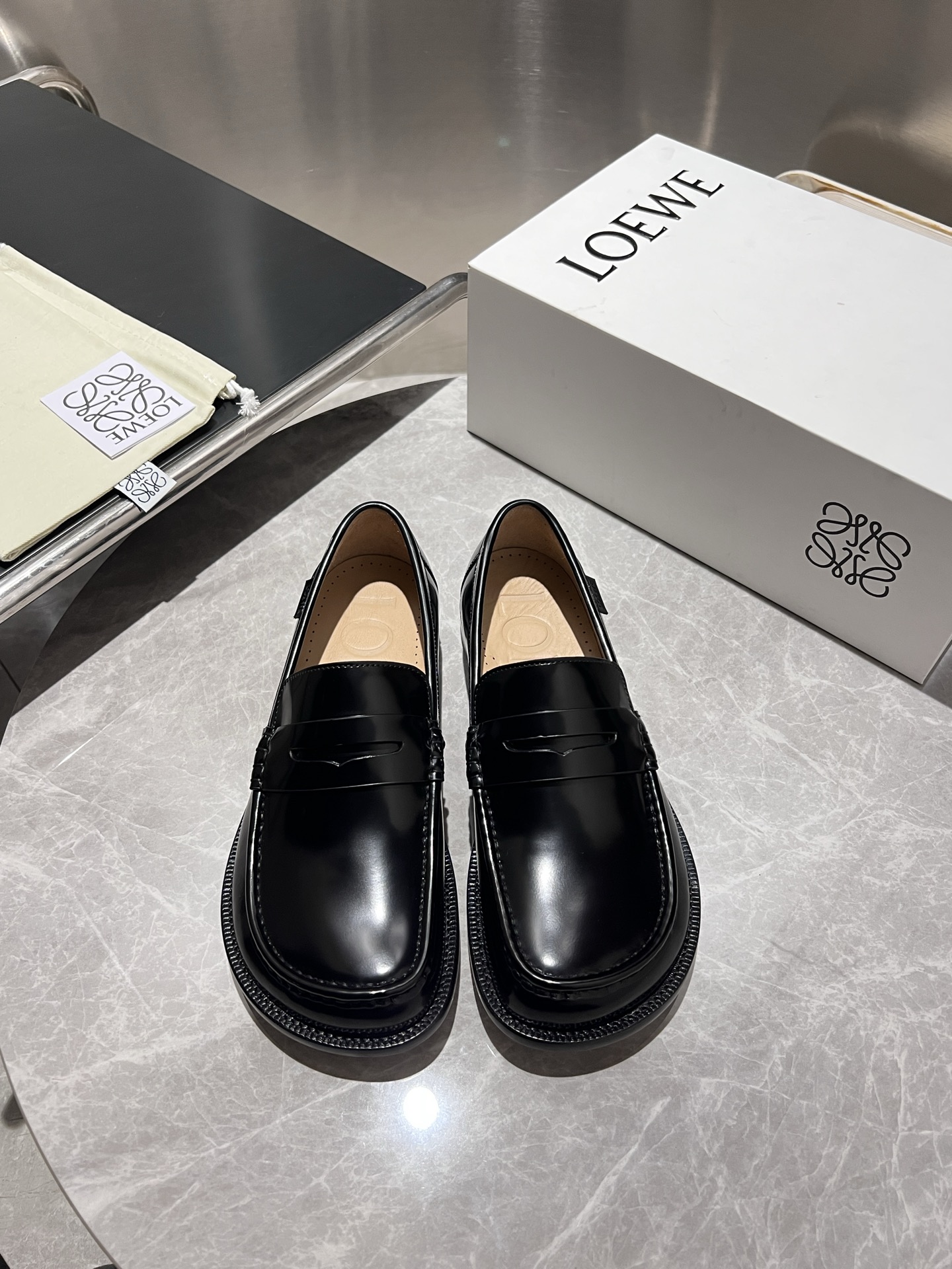 NO:355325,Loewe/Loewe High-end men's best-selling boutique casual leather shoes, imported glossy cowhide leather loafers combine craftsmanship elements with modern charm, strong toughness, resistance to folding and not easy to deform, and durable for wear!  Imported water-dyed cowhide inner lining, imported genuine leather large sole, top quality, welcome to compare, code number 39-44 (38.45.46 custom made without return or exchange) spot batch, loewe, loewe, loewe, loafers, cowhide, Leather soles19860909Loewe/罗意威 高端男士热卖精品休闲皮鞋,进口亮面牛皮革乐福鞋将工致元素与摩登魅力融合,韧性强耐折不易变形,经久耐穿！进口水染牛皮内里,进口真皮大底,顶级品质,欢迎对比,码数39-44（38.45.46定做不退不换）现货批,,loewe,loewe,loafers,cowhide,Leather soles,Men's shoes