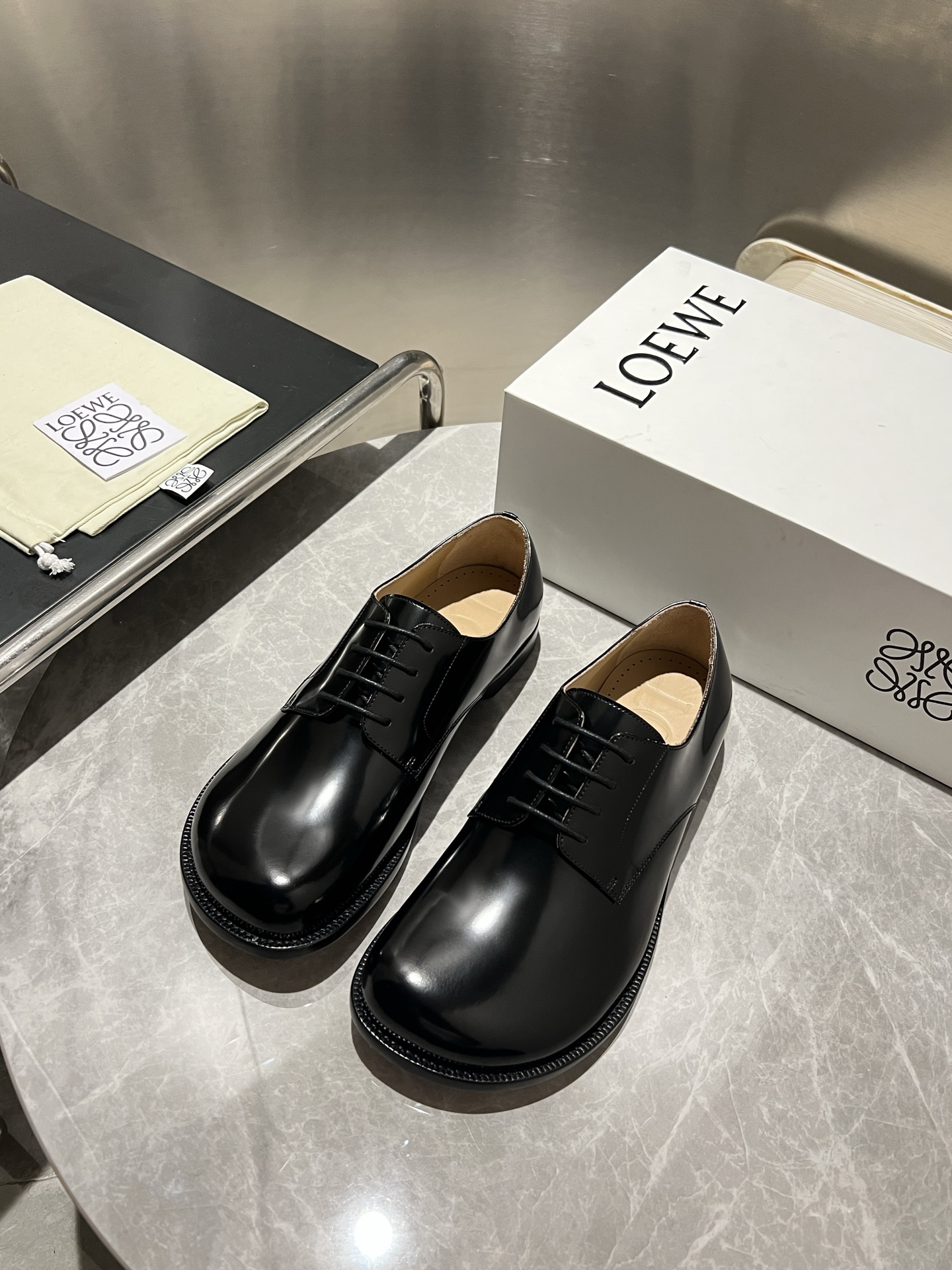 NO:355345,Loewe/Loewe High-end men's best-selling boutique casual leather shoes, imported glossy cowhide leather derby shoes combine craftsmanship elements with modern charm, strong toughness, resistance to folding and not easy to deform, and durable for wear!  Imported water-dyed cowhide inner lining, imported genuine leather large soles, top quality, welcome to compare, code number 39-44 (38.45.46 custom made without return or exchange) spot batch, loewe, loewe, cowhide, Leather soles19860909Loewe/罗意威 高端男士热卖精品休闲皮鞋,进口亮面牛皮革德比鞋将工致元素与摩登魅力融合,韧性强耐折不易变形,经久耐穿！进口水染牛皮内里,进口真皮大底,顶级品质,欢迎对比,码数39-44（38.45.46定做不退不换）现货批,,loewe,loewe,cowhide,Leather soles,Men's shoes