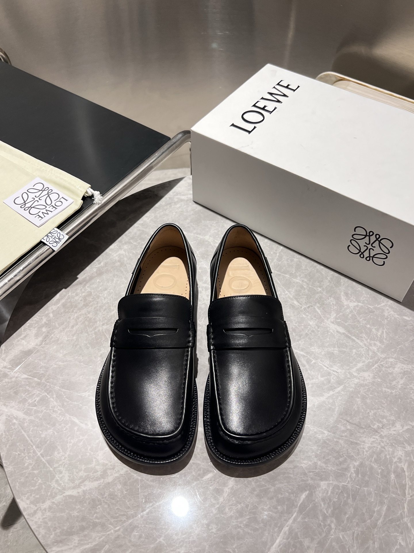 NO:355194,Loewe/Loewe High-end men's best-selling boutique casual leather shoes, imported cowhide leather loafers combine craftsmanship elements with modern charm, strong toughness, resistance to folding and not easy to deform, and durable for wear!  Imported water-dyed cowhide inner lining, imported genuine leather large sole, top quality, welcome to compare, code number 39-44 (38.45.46 custom made without return or exchange) spot batch, loewe, loewe, loewe, loafers, cowhide, Leather soles19860909Loewe/罗意威 高端男士热卖精品休闲皮鞋,进口牛皮革乐福鞋将工致元素与摩登魅力融合,韧性强耐折不易变形,经久耐穿！进口水染牛皮内里,进口真皮大底,顶级品质,欢迎对比,码数39-44（38.45.46定做不退不换）现货批,,loewe,loewe,loafers,cowhide,Leather soles,Men's shoes