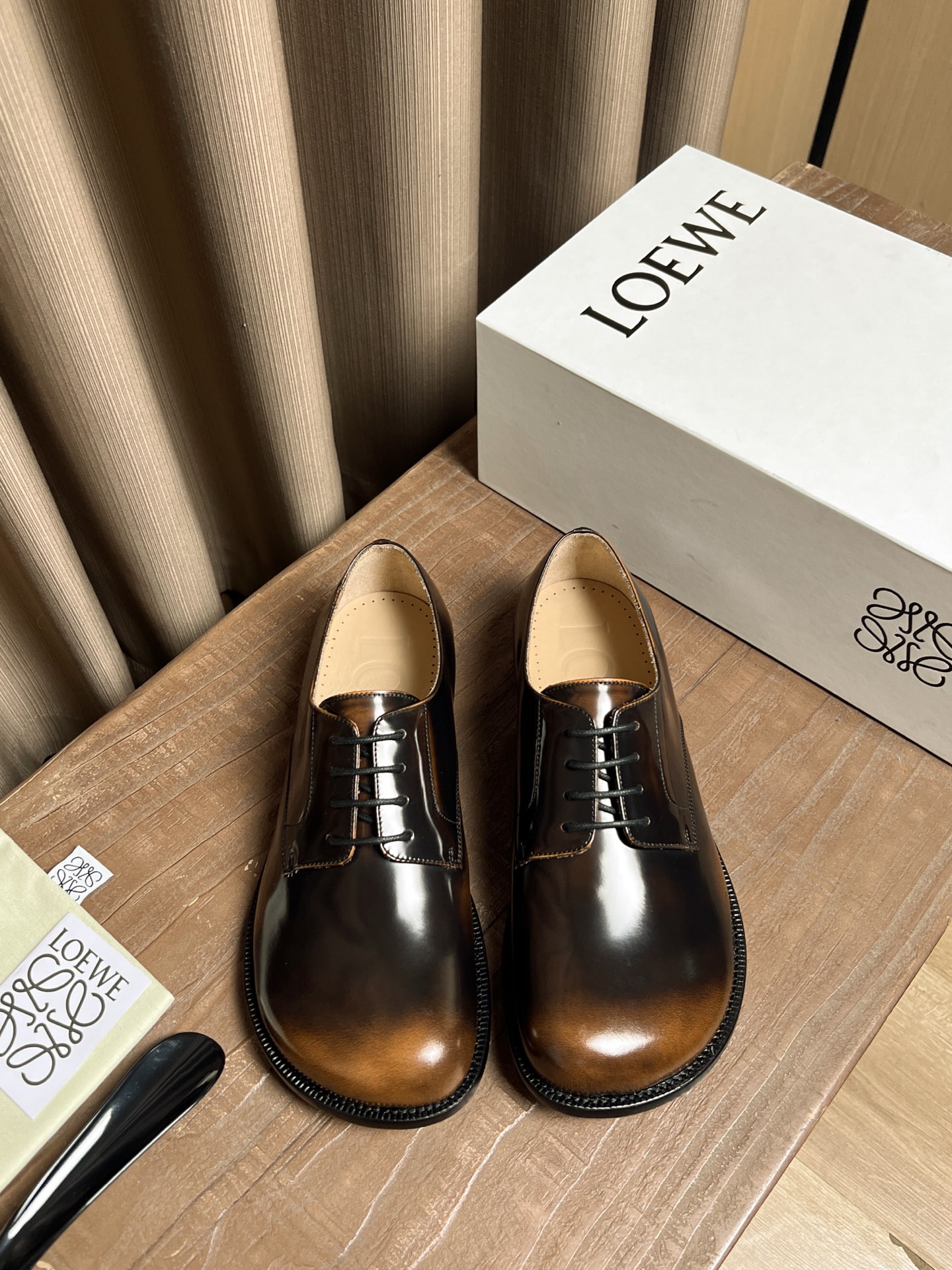 NO:352060,Loewe ~ Size: 39-44 L Home official website synchronizes new products for men's high-end business formal leather shoes, top-level original single-level reproduction, repeated debugging of lasts, using imported calf leather design, ancient hand-crafted craftsmanship, water-dyed cowhide inner lining/foot pads, original imported genuine leather sole, extremely luxurious!  (38.45.46 Custom made no return or exchange), loewe, cowhide, Leather soles19860909Loewe～ 码数:39—44  L 家官网同步新品男士高端商务正装皮鞋,顶级原单级别复刻,楦头反复调试,选用进口小牛皮设计,古法手工工艺,水染牛皮内里/垫脚,原版进口真皮大底,奢华至极！（38.45.46定做不退换）,,loewe,cowhide,Leather soles,Men's shoes