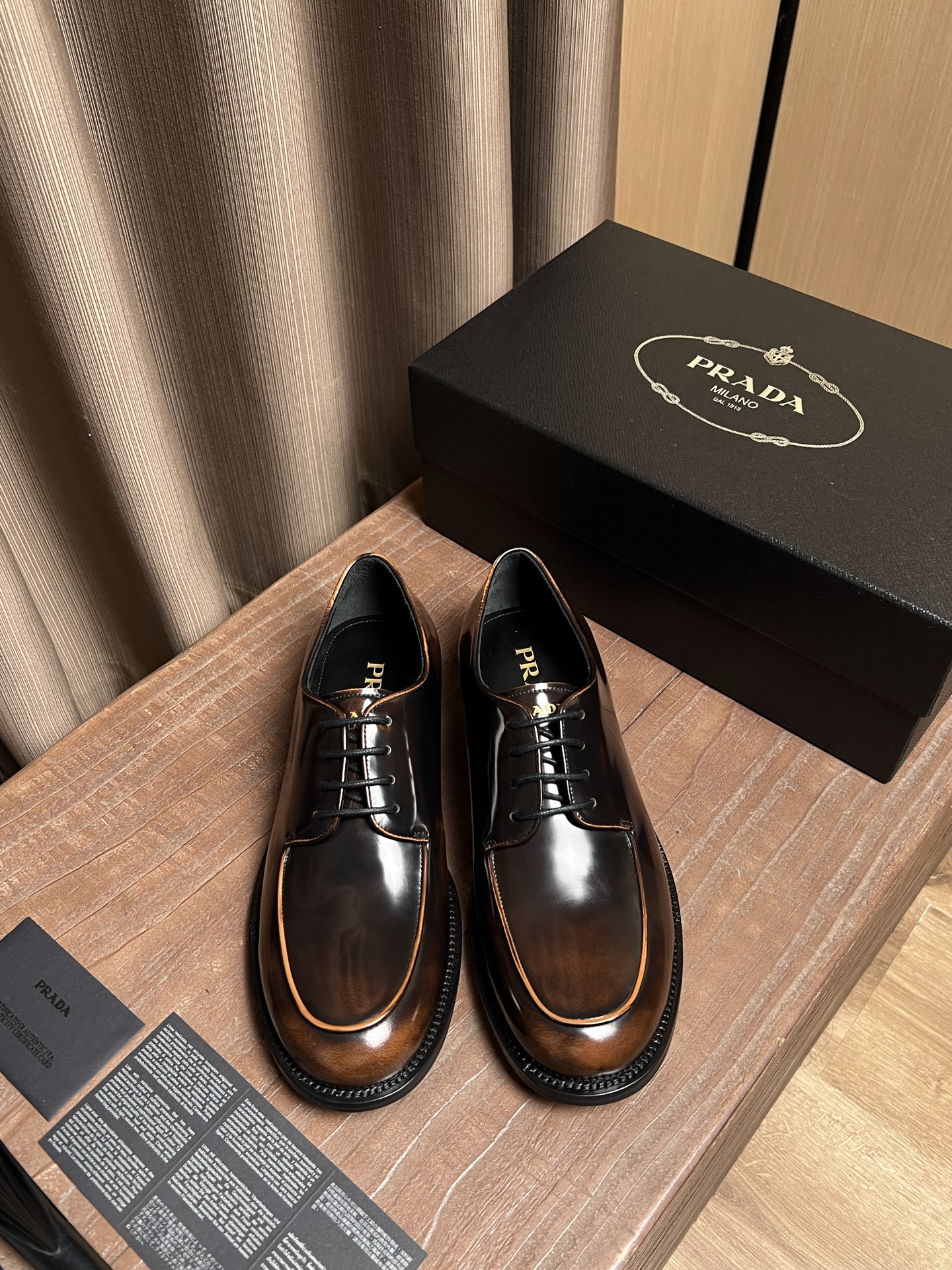 NO:352133,PRADA~ 38-45 Pjia Original Single Official Website New Men's Leather Shoes, Top-level Original Single Replica, adopts imported calfskin design, ancient hand-painted color craftsmanship, extremely strong texture, calfskin inner, original luxury genuine leather injection molding sole!  (38.45.46 Custom made no return or exchange), prada, cowhide19860909PRADA～ 码数38-45  P家原单官网新品男士正装皮鞋,顶级原单复刻,采用进口小牛皮设计,古法手工擦色工艺,极强质感,小牛皮内里,原版奢华真皮注塑大底！（38.45.46定做不退换）,,prada,cowhide,Men's shoes