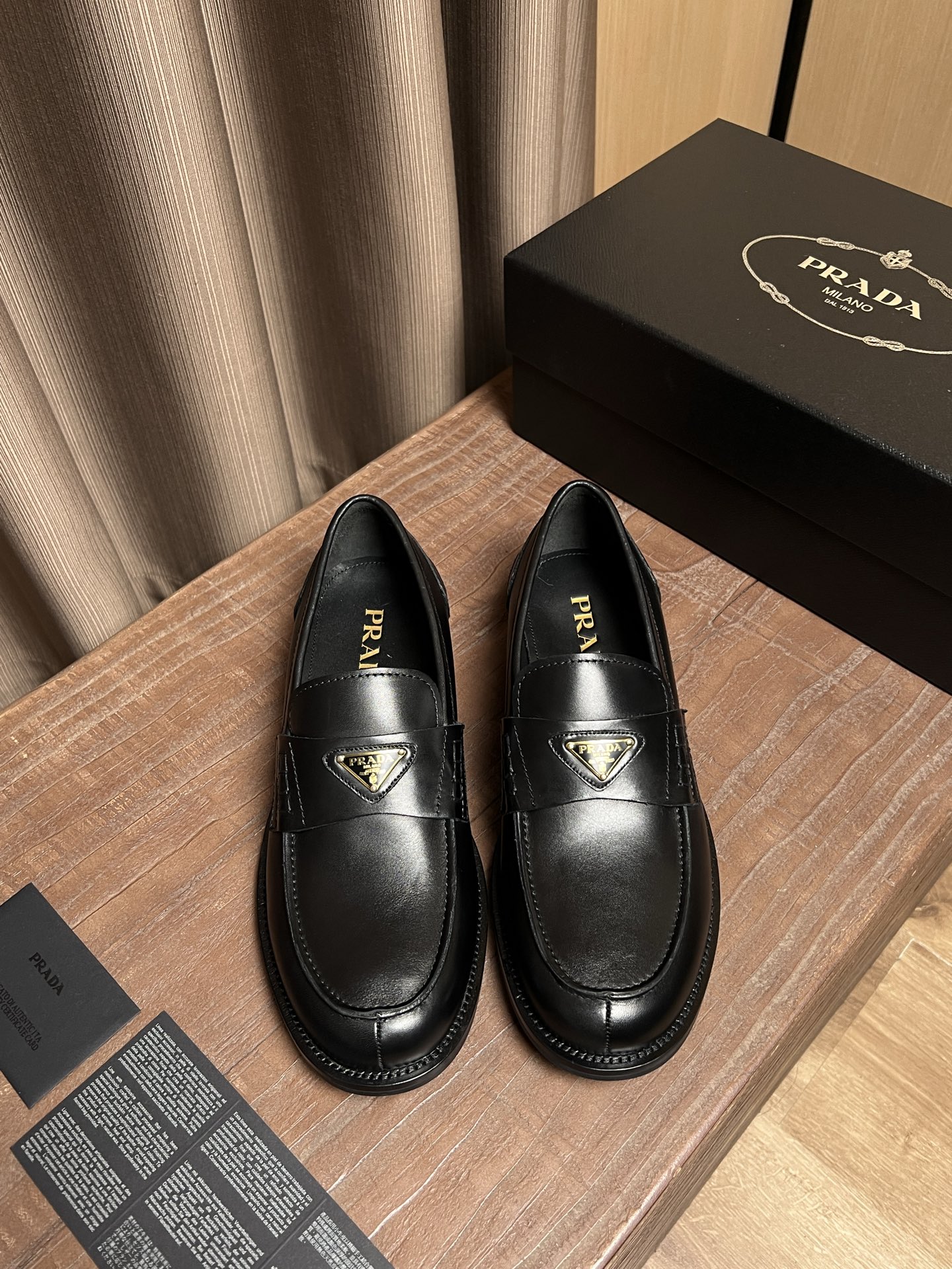 NO:352082,PRADA~ 38-45 Pjia Original Single Official Website New Men's Leather Shoes, Top-level Original Single Replica, adopts imported calfskin design, ancient craftsmanship, extremely strong texture, calfskin inner, original luxury genuine leather injection molding sole!  (38.45.46 Custom made no return or exchange), prada, cowhide19860909PRADA～ 码数38-45  P家原单官网新品男士正装皮鞋,顶级原单复刻,采用进口小牛皮设计,古法工艺,极强质感,小牛皮内里,原版奢华真皮注塑大底！（38.45.46定做不退换）,,prada,cowhide,Men's shoes