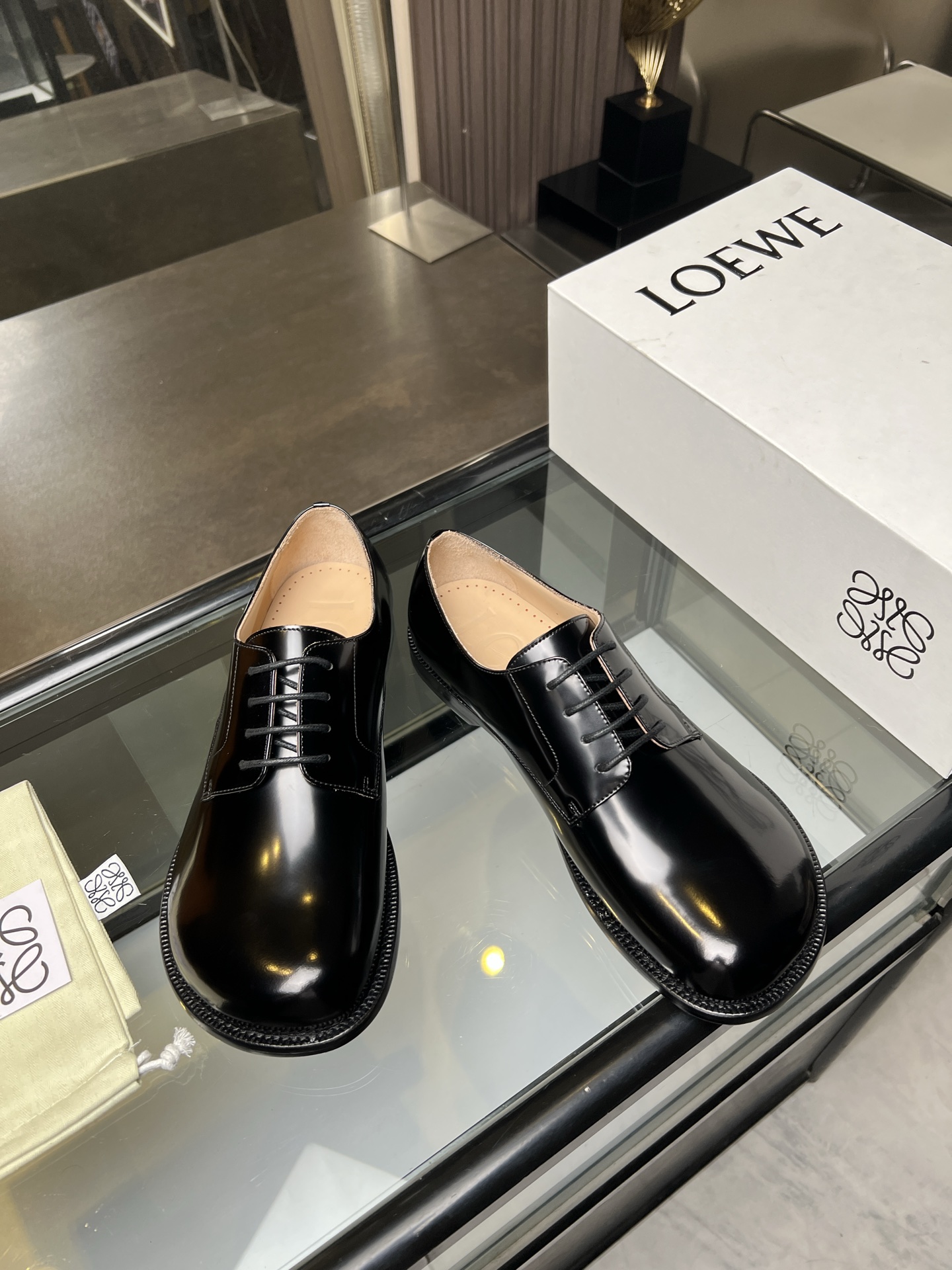 NO:344489,Loewe/Loewe High-end men's best-selling boutique casual leather shoes, imported glossy cowhide derby shoes combine craftsmanship elements with modern charm, strong toughness, resistance to folding and not easy to deform, and durable for wear!  Imported water-dyed cowhide inner lining, imported genuine leather large soles, top quality, welcome to compare, code number 39-44 (38.45.46 custom made without return or exchange) spot batch, loewe, loewe, cowhide, Leather soles19860909Loewe/罗意威 高端男士热卖精品休闲皮鞋,进口亮面牛皮德比鞋将工致元素与摩登魅力融合,韧性强耐折不易变形,经久耐穿！进口水染牛皮内里,进口真皮大底,顶级品质,欢迎对比,码数39-44（38.45.46定做不退不换）现货批,,loewe,loewe,cowhide,Leather soles,Men's shoes