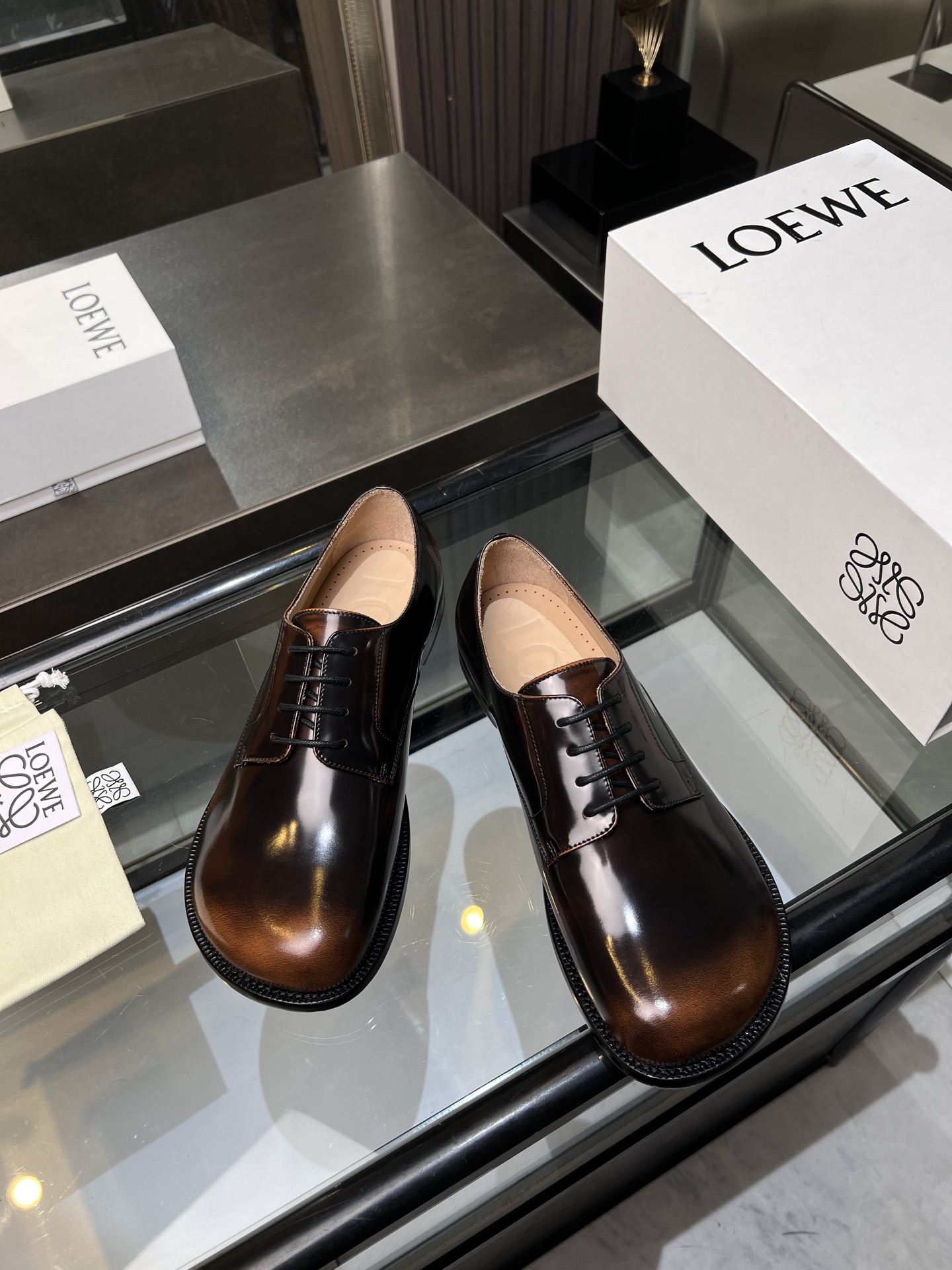 NO:344503,Loewe/Loewe High-end men's best-selling boutique casual leather shoes, imported shiny-colored cowhide derby shoes combine craftsmanship elements with modern charm, strong toughness, resistance to folding and not easy to deform, and durable for wear!  Imported water-dyed cowhide inner lining, imported genuine leather large soles, top quality, welcome to compare, code number 39-44 (38.45.46 custom made without return or exchange) spot batch, loewe, loewe, cowhide, Leather soles19860909Loewe/罗意威 高端男士热卖精品休闲皮鞋,进口亮面擦色牛皮德比鞋将工致元素与摩登魅力融合,韧性强耐折不易变形,经久耐穿！进口水染牛皮内里,进口真皮大底,顶级品质,欢迎对比,码数39-44（38.45.46定做不退不换）现货批,,loewe,loewe,cowhide,Leather soles,Men's shoes