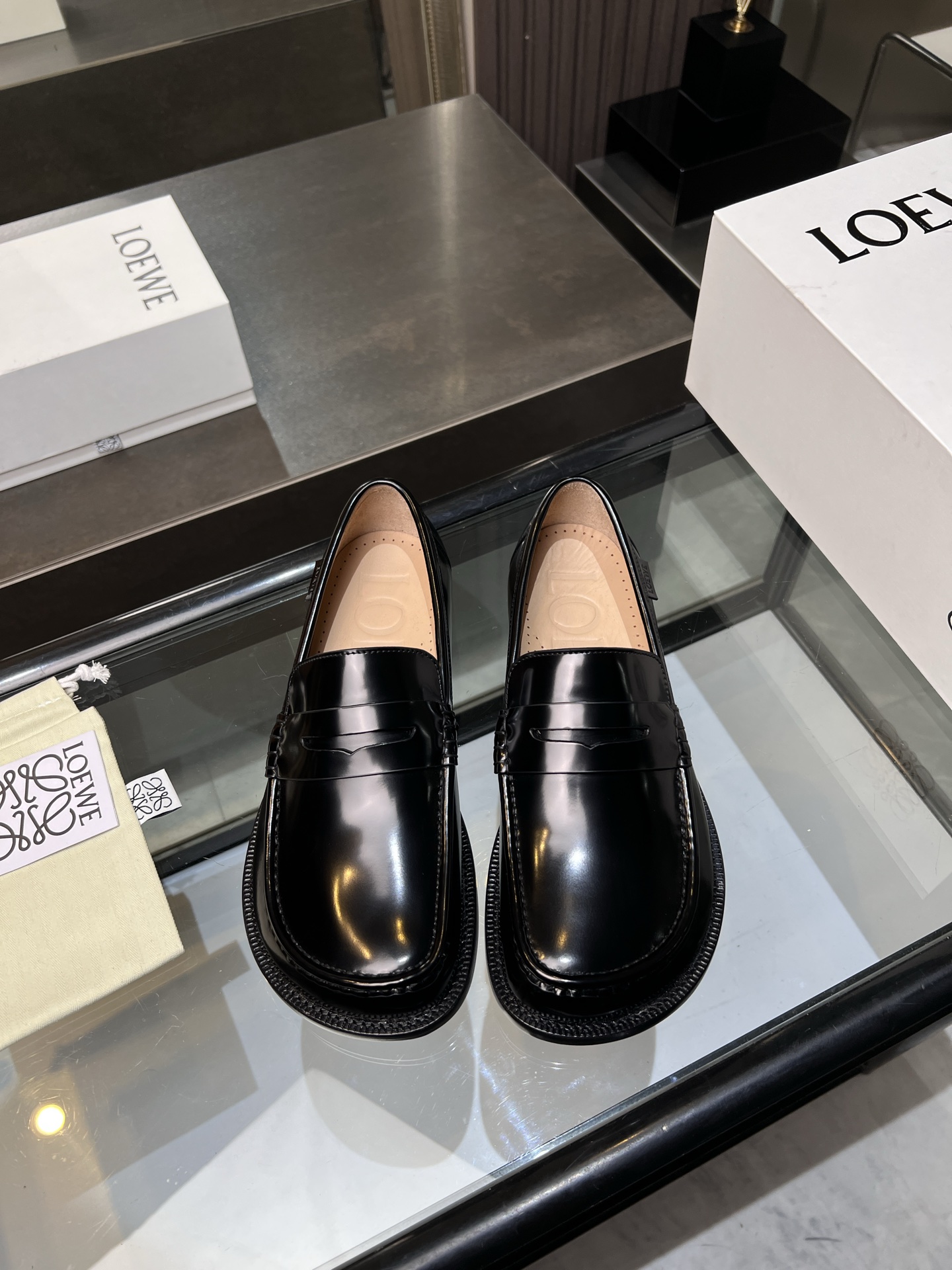 NO:344519,Loewe/Loewe High-end men's best-selling boutique casual leather shoes, imported glossy cowhide loafers combine craftsmanship elements with modern charm, strong toughness, resistance to folding and not easy to deform, and durable for wear!  Imported water-dyed cowhide inner lining, imported genuine leather large sole, top quality, welcome to compare, code number 39-44 (38.45.46 custom made without return or exchange) spot batch, loewe, loewe, loewe, loafers, cowhide, Leather soles19860909Loewe/罗意威 高端男士热卖精品休闲皮鞋,进口亮面牛皮乐福鞋将工致元素与摩登魅力融合,韧性强耐折不易变形,经久耐穿！进口水染牛皮内里,进口真皮大底,顶级品质,欢迎对比,码数39-44（38.45.46定做不退不换）现货批,,loewe,loewe,loafers,cowhide,Leather soles,Men's shoes