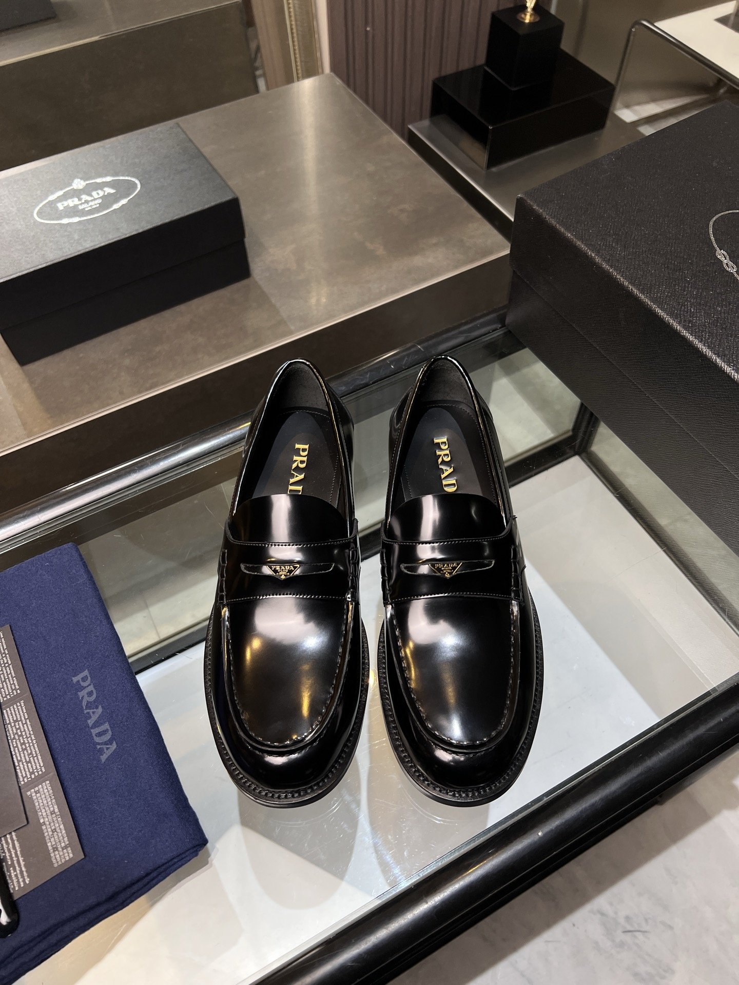 NO:344547,Prada high-end men's best-selling boutique casual leather shoes, imported glossy timber cowhide leather loafers combine craftsmanship elements with modern charm, strong toughness, resistance to folding and not easy to deform, and durable for wear!  Imported water-dyed cowhide inner lining, imported genuine leather large soles, top quality, welcome to compare, code number 39-44 (38.45.46 custom made without return or exchange), prada, prada, loafers, cowhide, Leather soles19860909Prada普拉达高端男士热卖精品休闲皮鞋,进口亮面胎牛皮革乐福鞋将工致元素与摩登魅力融合,韧性强耐折不易变形,经久耐穿！进口水染牛皮内里,进口真皮大底,顶级品质,欢迎对比,码数39-44（38.45.46定做不退不换）批,,prada,prada,loafers,cowhide,Leather soles,Men's shoes