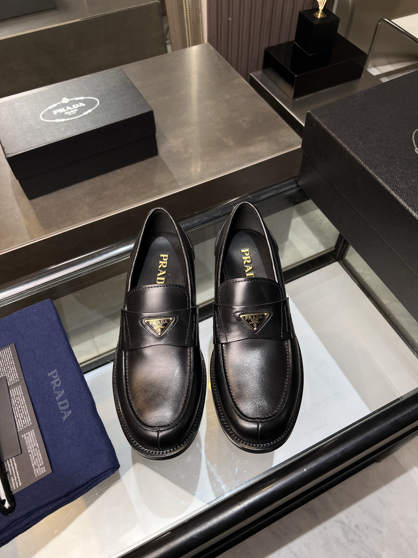 NO:344561,Prada high-end men's best-selling boutique casual leather shoes, imported titanium cowhide leather loafers combine craftsmanship elements with modern charm, strong toughness, resistance to folding and not easy to deform, and durable for wear!  Imported water-dyed cowhide inner lining, imported genuine leather large soles, top quality, welcome to compare, code number 39-44 (38.45.46 custom made without return or exchange), prada, prada, loafers, cowhide, Leather soles19860909Prada普拉达高端男士热卖精品休闲皮鞋,进口胎牛皮革乐福鞋将工致元素与摩登魅力融合,韧性强耐折不易变形,经久耐穿！进口水染牛皮内里,进口真皮大底,顶级品质,欢迎对比,码数39-44（38.45.46定做不退不换）批,,prada,prada,loafers,cowhide,Leather soles,Men's shoes