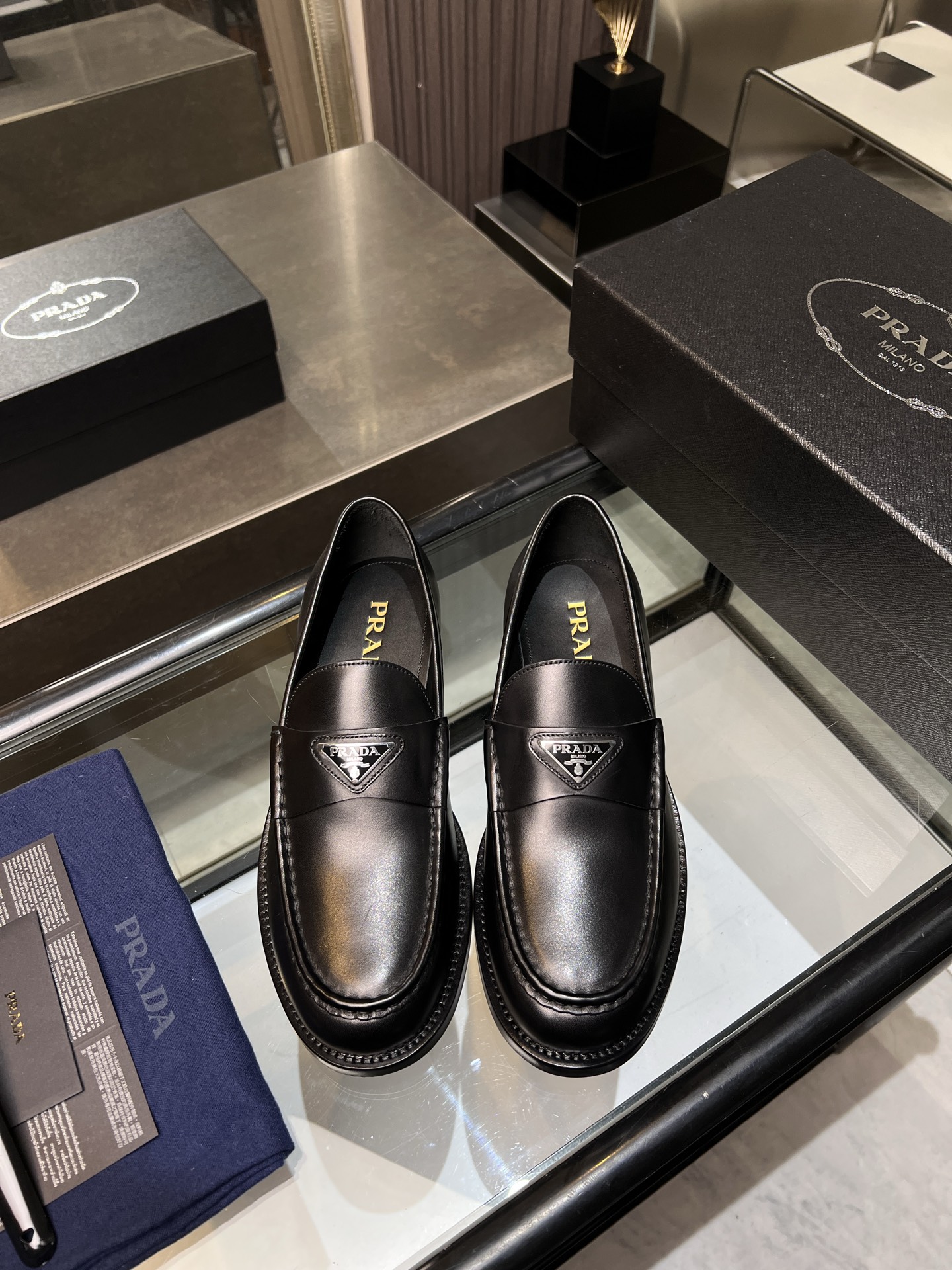 NO:344588,Prada high-end men's best-selling boutique casual leather shoes, imported titanium cowhide leather loafers combine craftsmanship elements with modern charm, strong toughness, resistance to folding and not easy to deform, and durable for wear!  Imported water-dyed cowhide inner lining, imported genuine leather large soles, top quality, welcome to compare, code number 39-44 (38.45.46 custom made without return or exchange), prada, prada, loafers, cowhide, Leather soles19860909Prada普拉达高端男士热卖精品休闲皮鞋,进口胎牛皮革乐福鞋将工致元素与摩登魅力融合,韧性强耐折不易变形,经久耐穿！进口水染牛皮内里,进口真皮大底,顶级品质,欢迎对比,码数39-44（38.45.46定做不退不换）批,,prada,prada,loafers,cowhide,Leather soles,Men's shoes