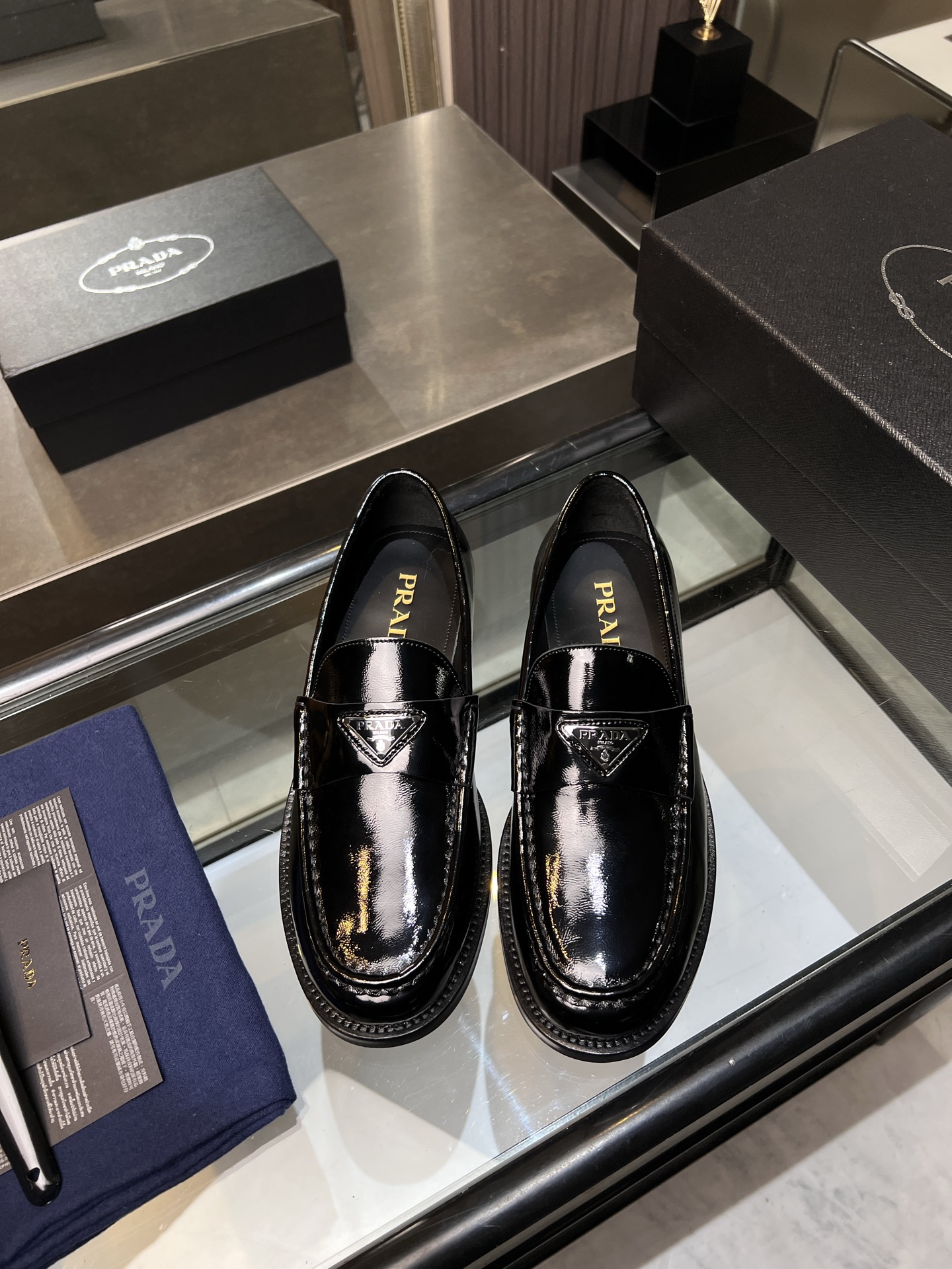 NO:344600,Prada high-end men's best-selling boutique casual leather shoes, imported glossy timber cowhide leather loafers combine craftsmanship elements with modern charm, strong toughness, resistance to folding and not easy to deform, and durable for wear!  Imported water-dyed cowhide inner lining, imported genuine leather large soles, top quality, welcome to compare, code number 39-44 (38.45.46 custom made without return or exchange), prada, prada, loafers, cowhide, Leather soles19860909Prada普拉达高端男士热卖精品休闲皮鞋,进口亮面胎牛皮革乐福鞋将工致元素与摩登魅力融合,韧性强耐折不易变形,经久耐穿！进口水染牛皮内里,进口真皮大底,顶级品质,欢迎对比,码数39-44（38.45.46定做不退不换）批,,prada,prada,loafers,cowhide,Leather soles,Men's shoes