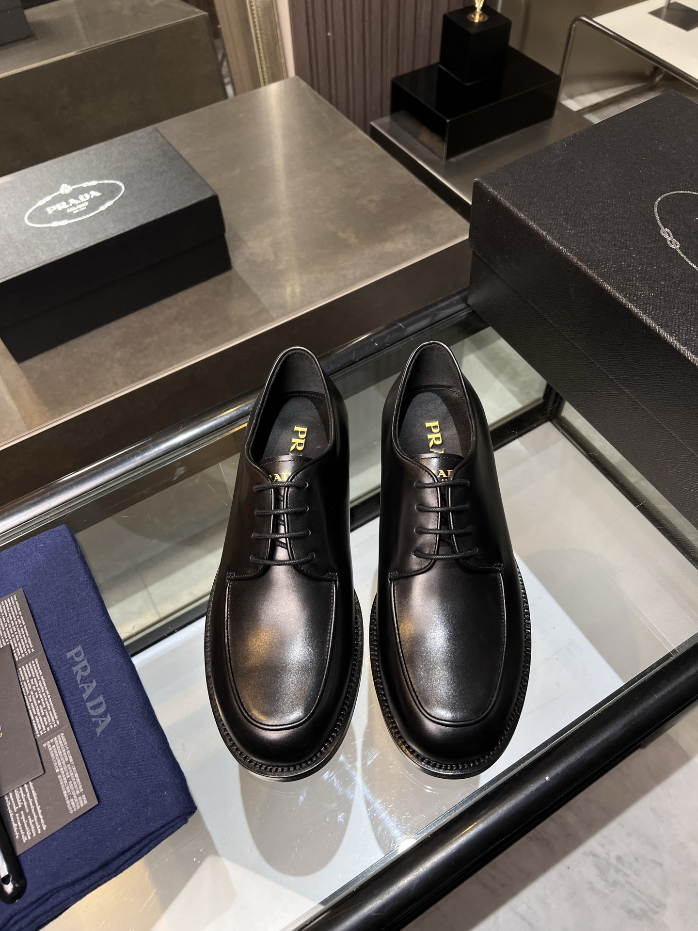 NO:344612,Prada/Prada High-end men's best-selling boutique casual leather shoes, imported timber leather derby shoes combine craftsmanship elements with modern charm, strong toughness, resistance to folding and not easy to deform, and durable for wear!  Imported water-dyed cowhide inner lining, imported genuine leather large soles, top quality, welcome to compare, code number 39-44 (38.45.46 custom made without return or exchange), prada, prada, cowhide, Leather soles19860909Prada/普拉达 高端男士热卖精品休闲皮鞋,进口胎牛皮革德比鞋将工致元素与摩登魅力融合,韧性强耐折不易变形,经久耐穿！进口水染牛皮内里,进口真皮大底,顶级品质,欢迎对比,码数39-44（38.45.46定做不退不换）批,,prada,prada,cowhide,Leather soles,Men's shoes