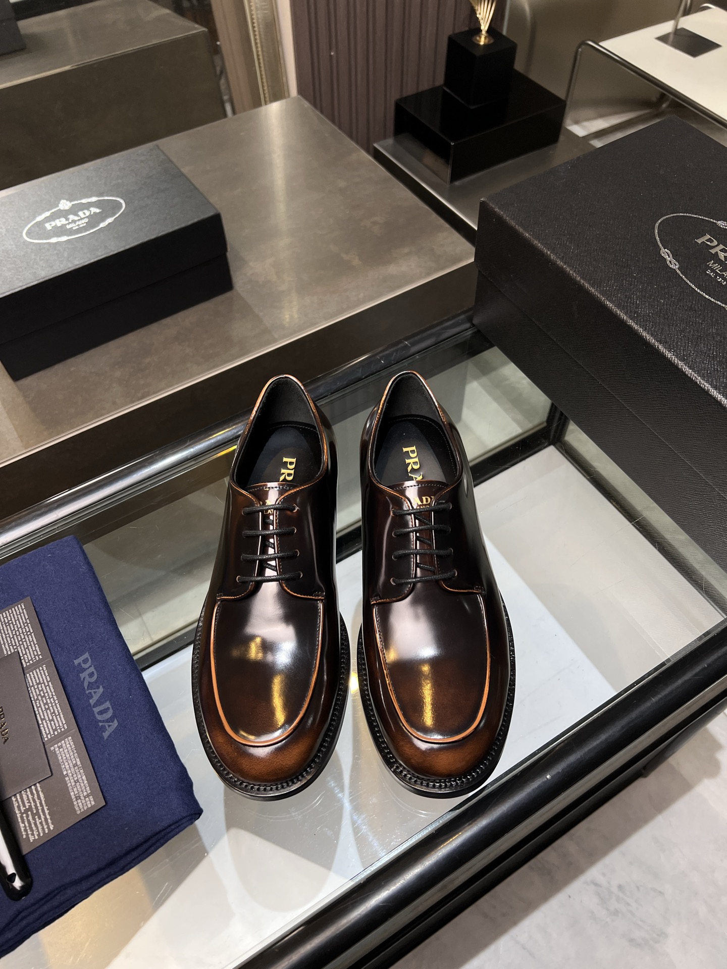 NO:344625,Prada/Prada High-end men's best-selling boutique casual leather shoes, imported glossy titanium scrubbing leather derby shoes combine craftsmanship elements with modern charm, strong toughness, resistance to folding and not easy to deform, and durable for wear!  Imported water-dyed cowhide inner lining, imported genuine leather large soles, top quality, welcome to compare, code number 39-44 (38.45.46 custom made without return or exchange), prada, prada, cowhide, Leather soles19860909Prada/普拉达 高端男士热卖精品休闲皮鞋,进口亮面胎牛擦色皮革德比鞋将工致元素与摩登魅力融合,韧性强耐折不易变形,经久耐穿！进口水染牛皮内里,进口真皮大底,顶级品质,欢迎对比,码数39-44（38.45.46定做不退不换）批,,prada,prada,cowhide,Leather soles,Men's shoes