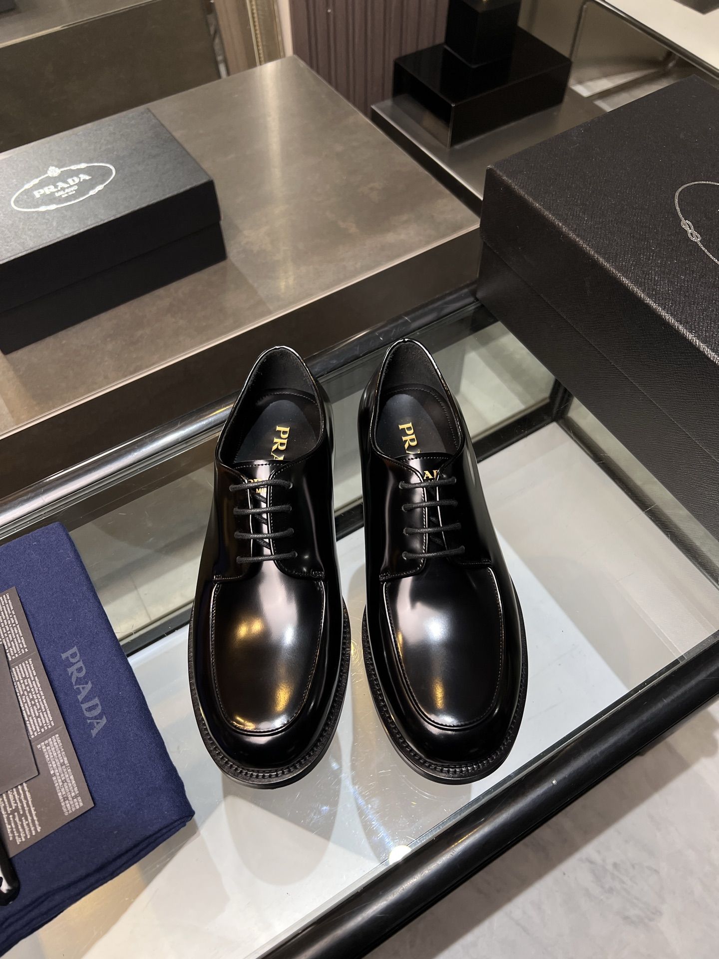 NO:344509,Prada/Prada High-end men's best-selling boutique casual leather shoes, imported glossy timber cowhide leather derby shoes combine craftsmanship elements with modern charm, strong toughness, resistance to folding and not easy to deform, and durable for wear!  Imported water-dyed cowhide inner lining, imported genuine leather large soles, top quality, welcome to compare, code number 39-44 (38.45.46 custom made without return or exchange), prada, prada, cowhide, Leather soles19860909Prada/普拉达 高端男士热卖精品休闲皮鞋,进口亮面胎牛皮革德比鞋将工致元素与摩登魅力融合,韧性强耐折不易变形,经久耐穿！进口水染牛皮内里,进口真皮大底,顶级品质,欢迎对比,码数39-44（38.45.46定做不退不换）批,,prada,prada,cowhide,Leather soles,Men's shoes